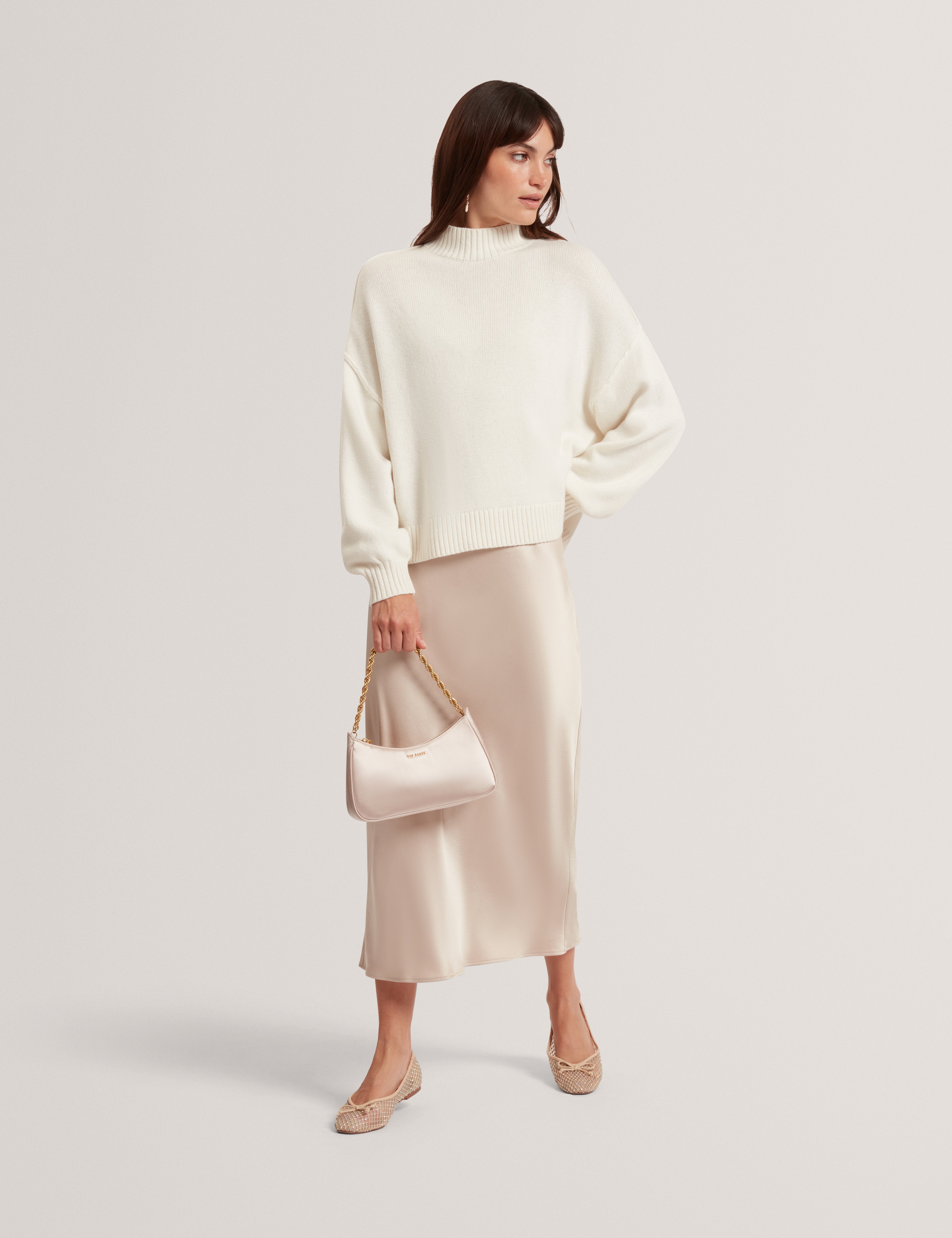 هاريسا طقم سترة محبوكة مع فستان باللون البيج الفاتح