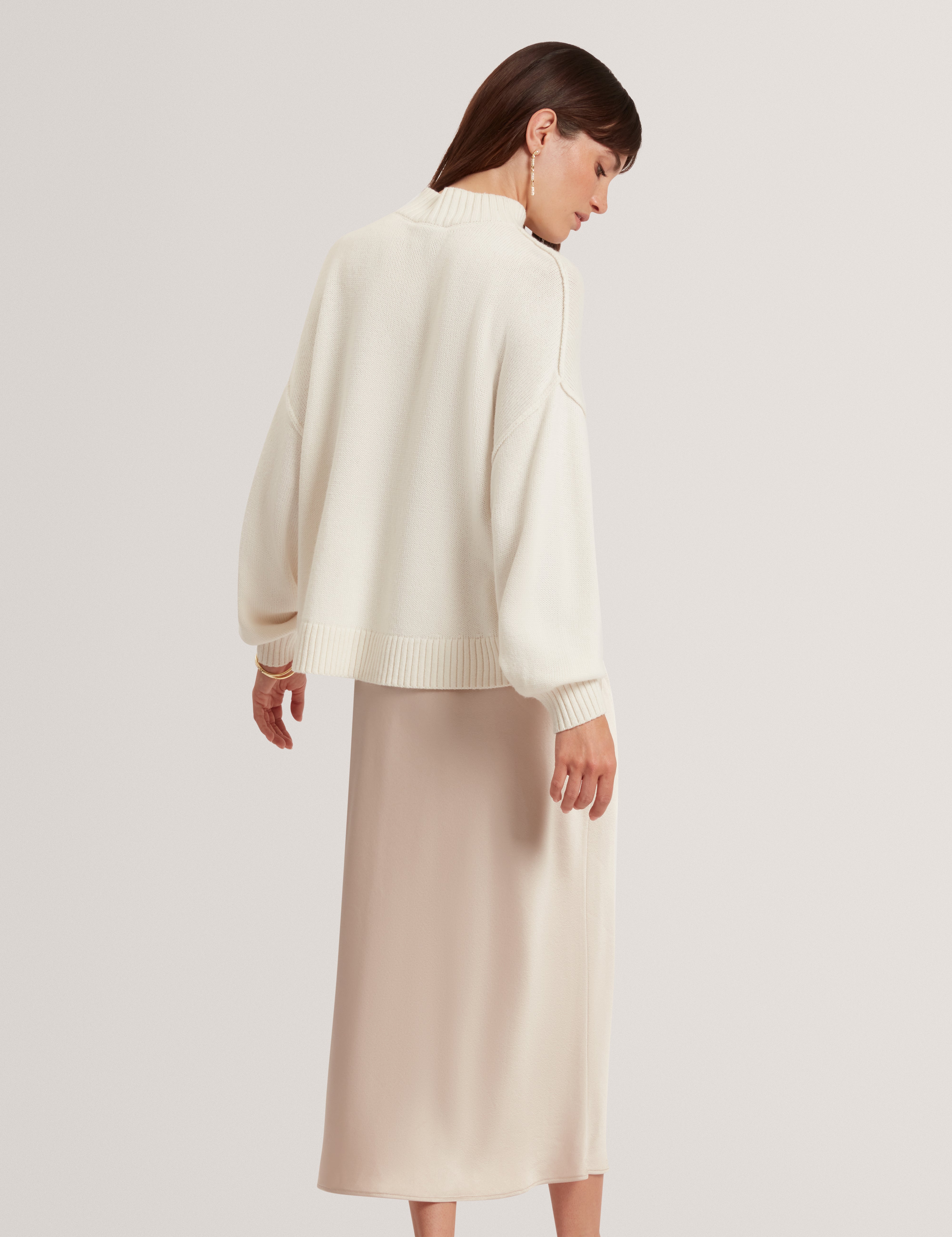 هاريسا طقم سترة محبوكة مع فستان باللون البيج الفاتح