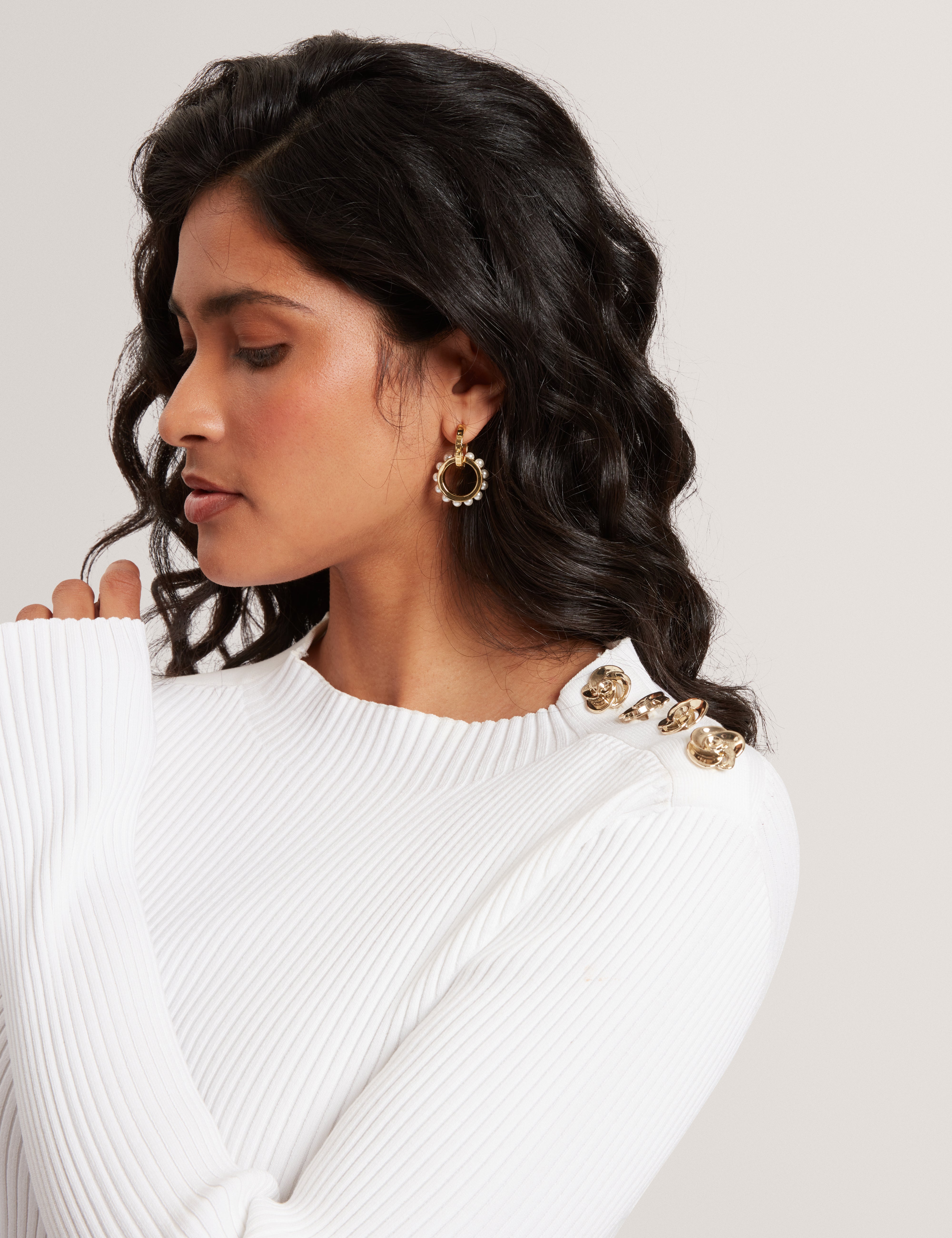 بلينا روز سترة محبوكة بأكمام طويلة لون عاجي