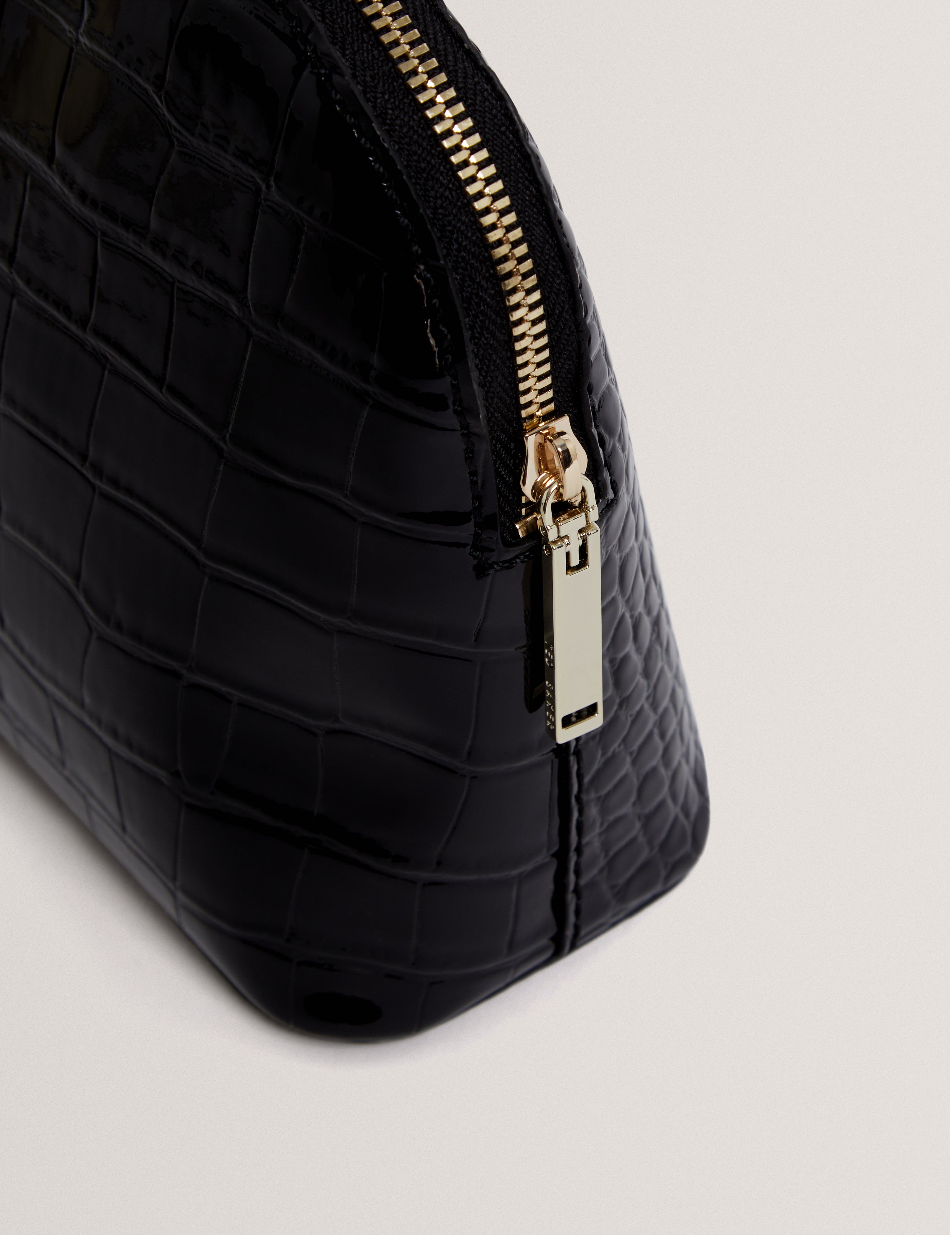 فالما حقيبة مستلزمات شخصية سوداء بنقشة جلد التمساح