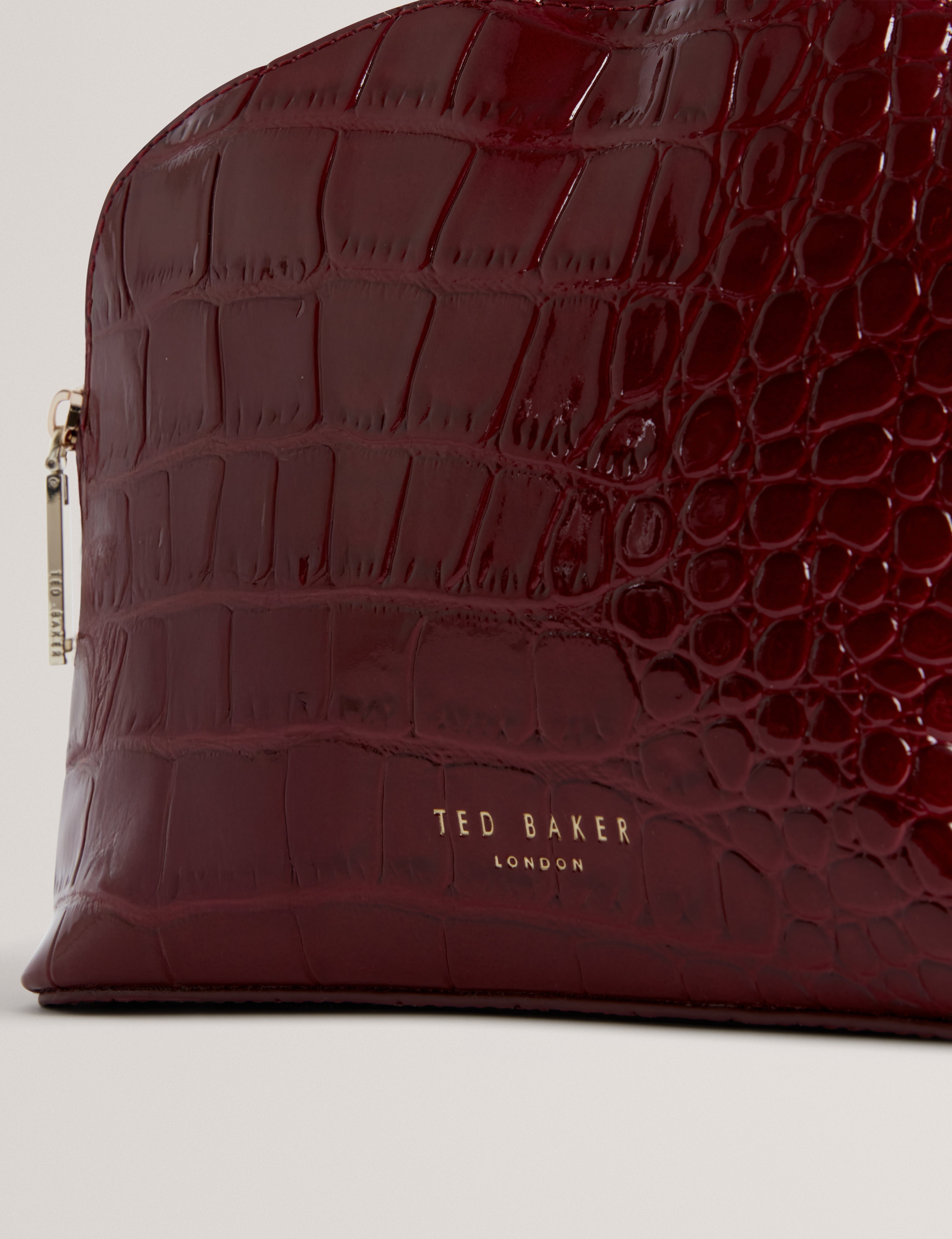 فالما حقيبة مستلزمات شخصية بنقشة جلد التمساح لون أحمر داكن