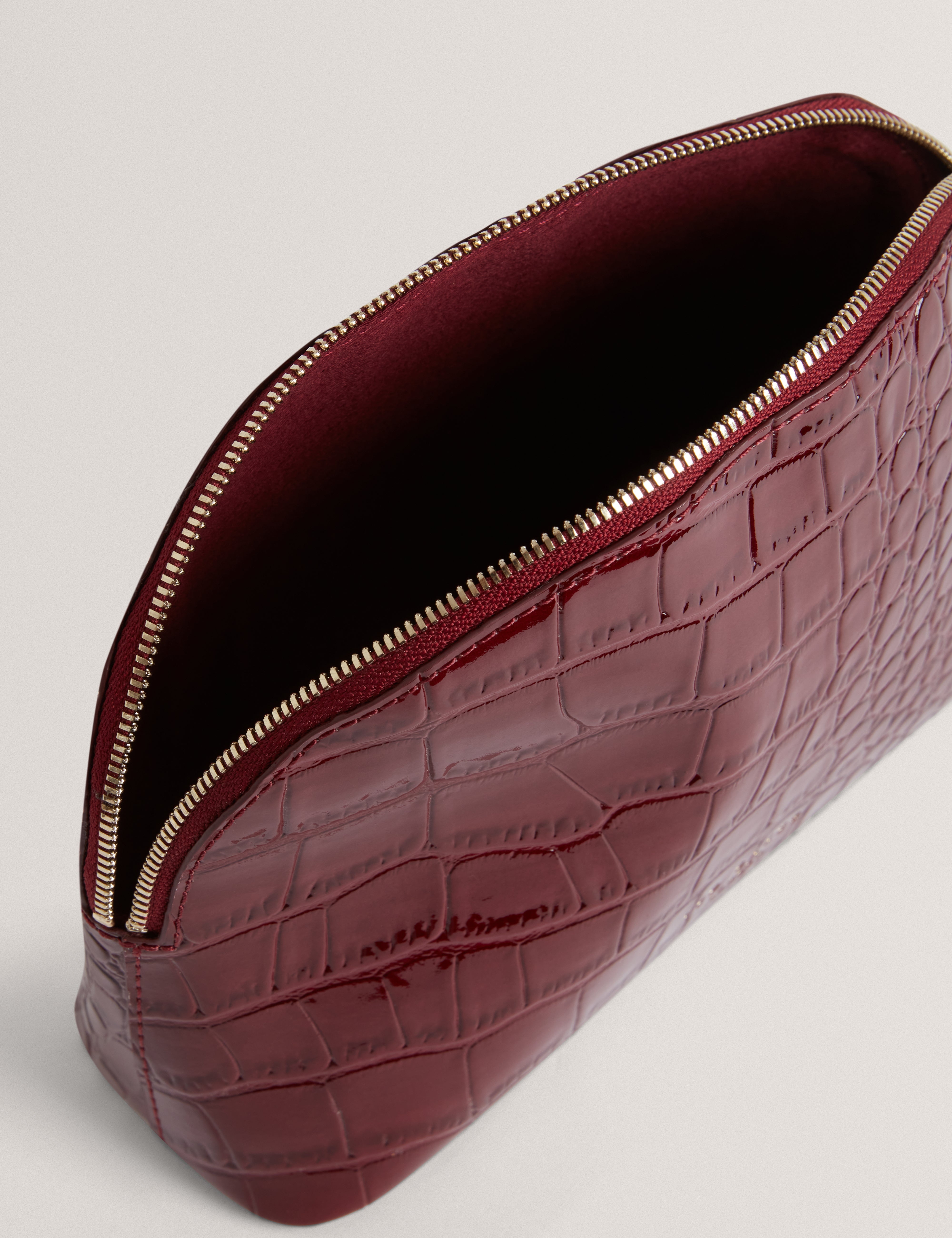 فالما حقيبة مستلزمات شخصية بنقشة جلد التمساح لون أحمر داكن