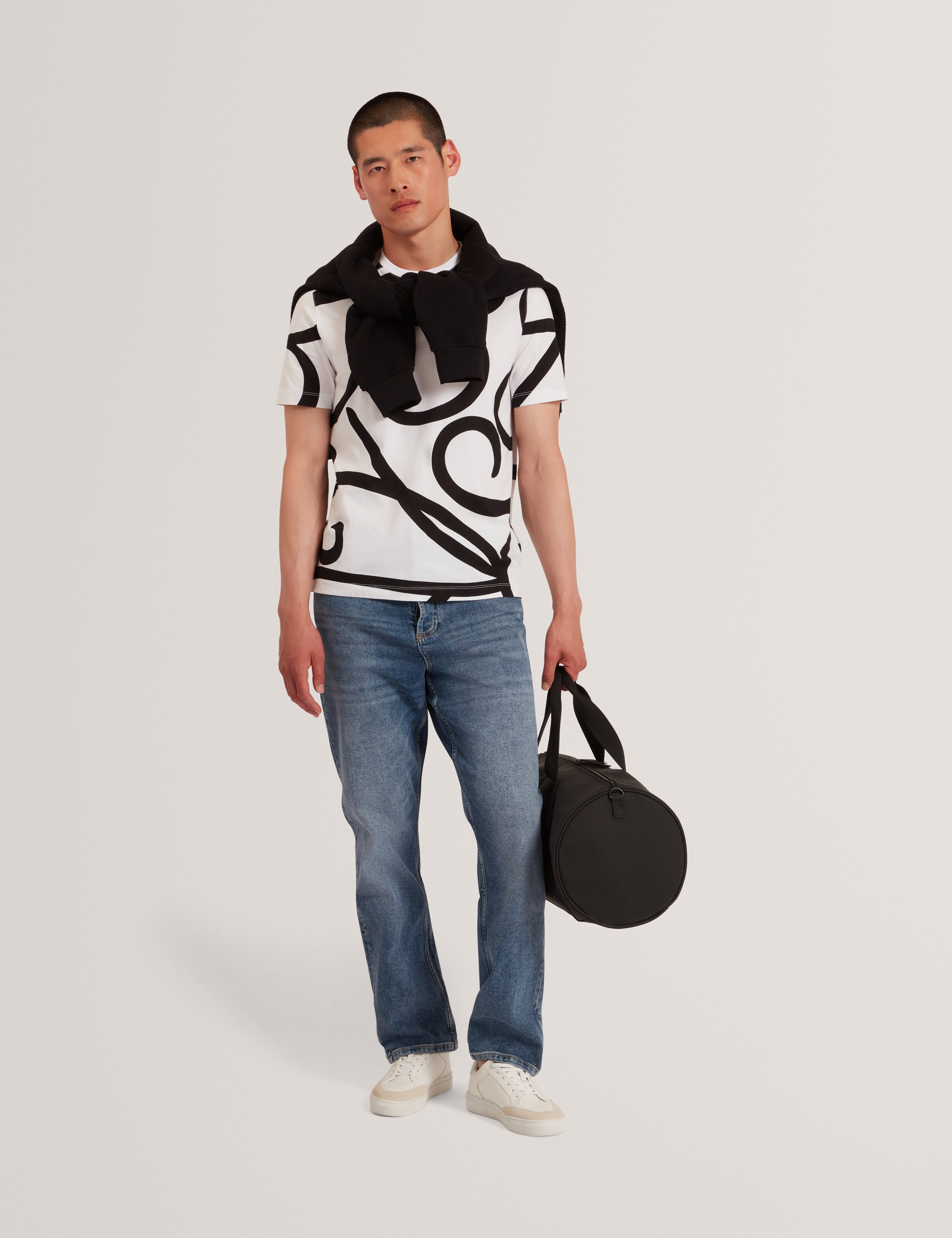 أرموس تيشيرت أبيض بطبعة عصرية