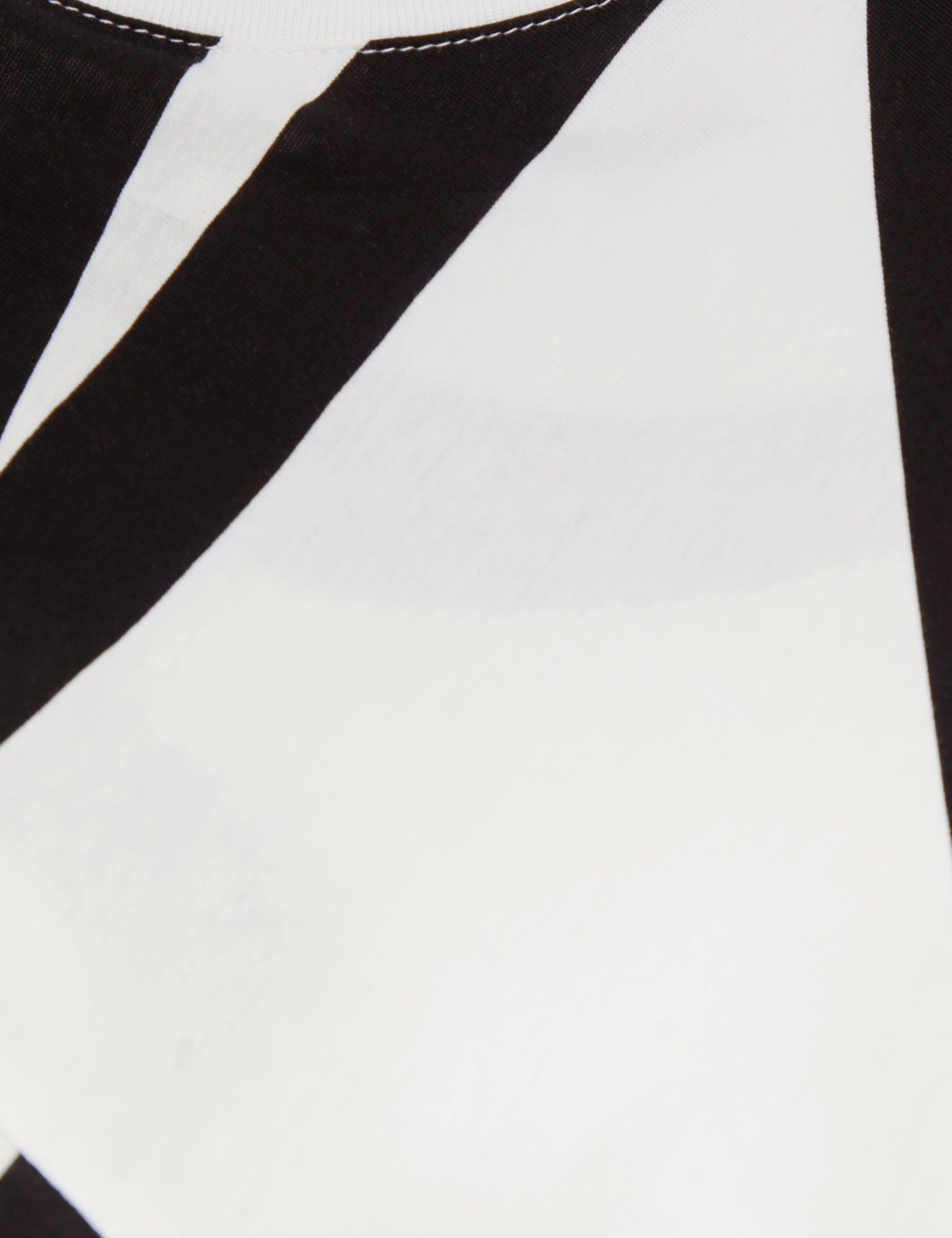 أرموس تيشيرت أبيض بطبعة عصرية