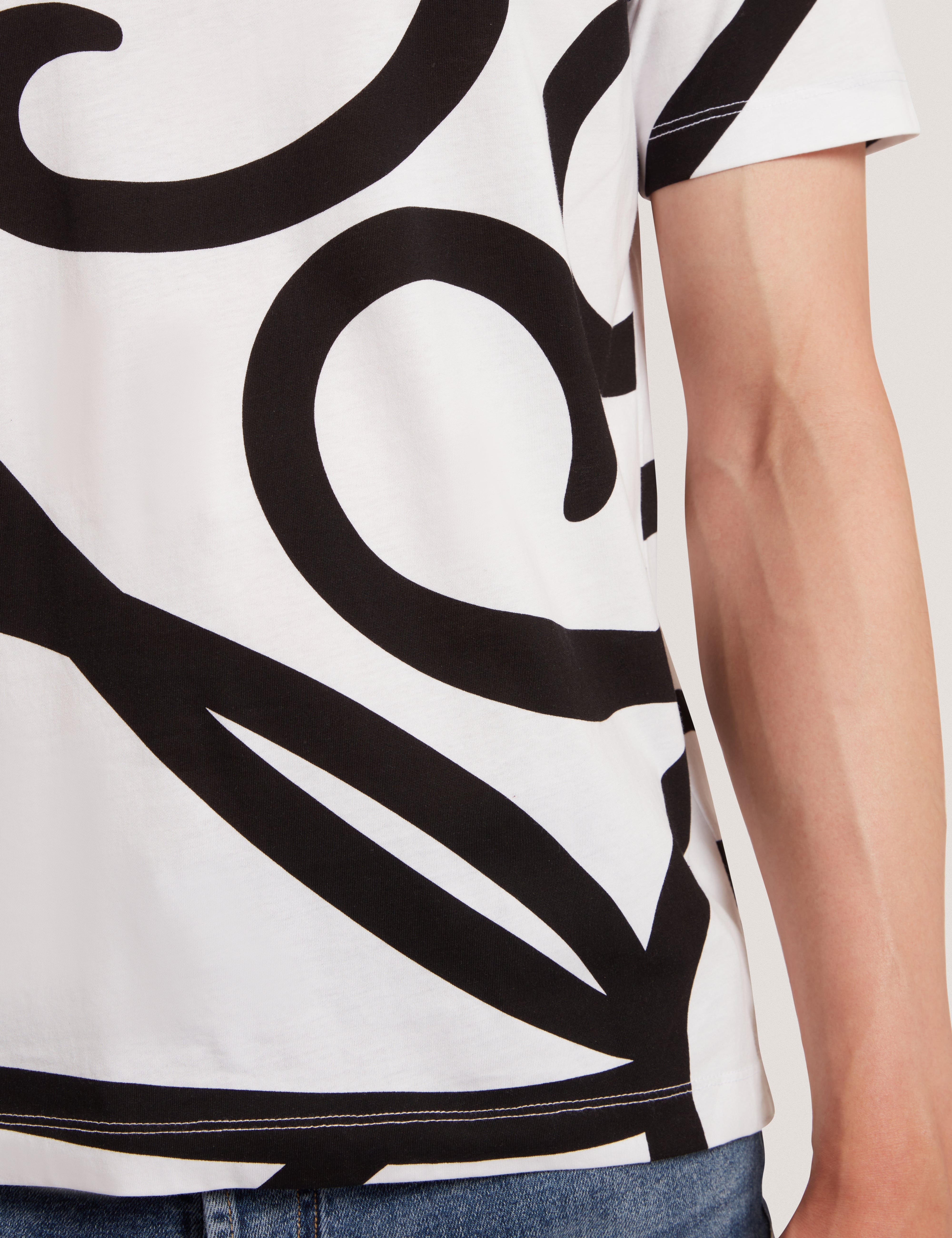 أرموس تيشيرت أبيض بطبعة عصرية