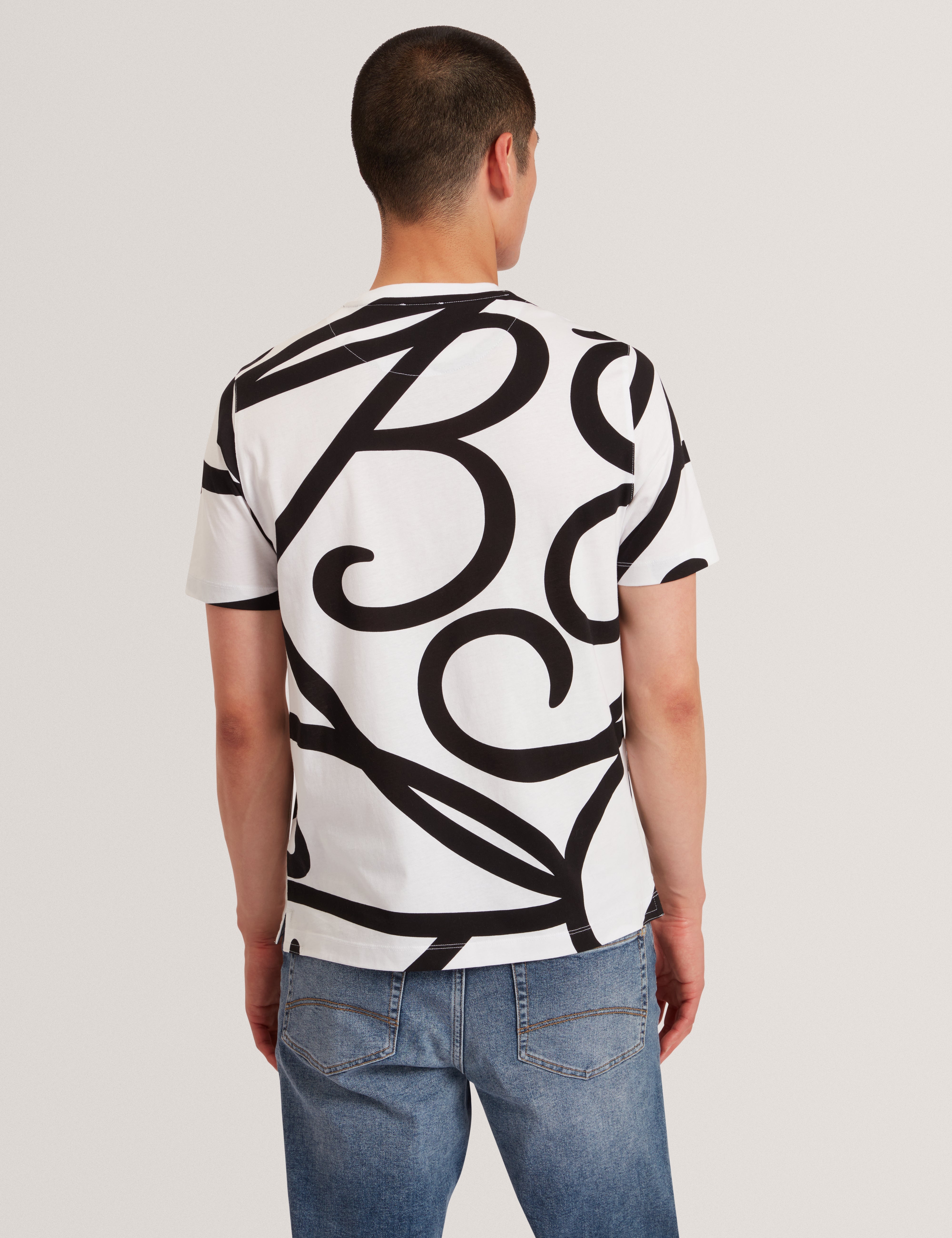 أرموس تيشيرت أبيض بطبعة عصرية