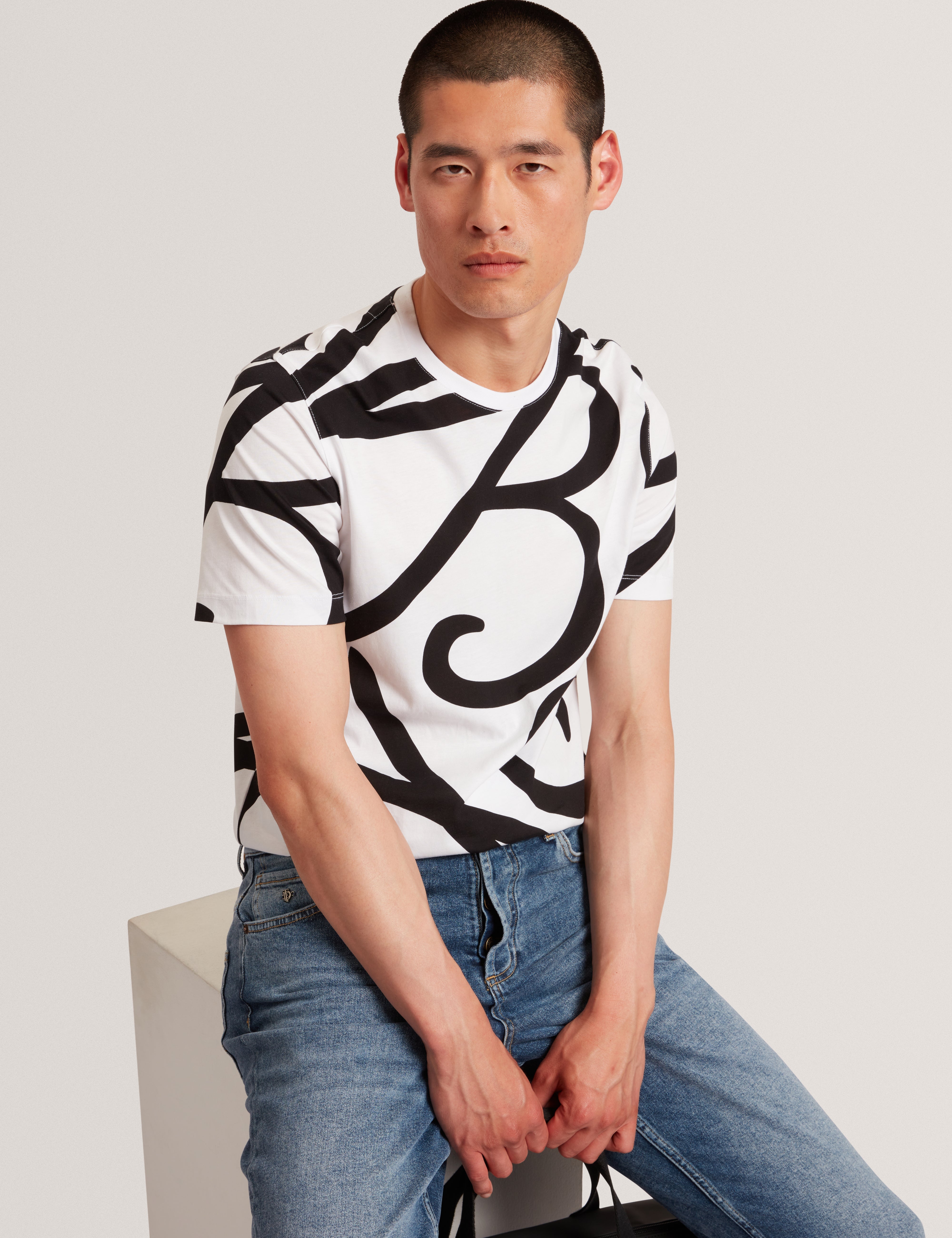 أرموس تيشيرت أبيض بطبعة عصرية