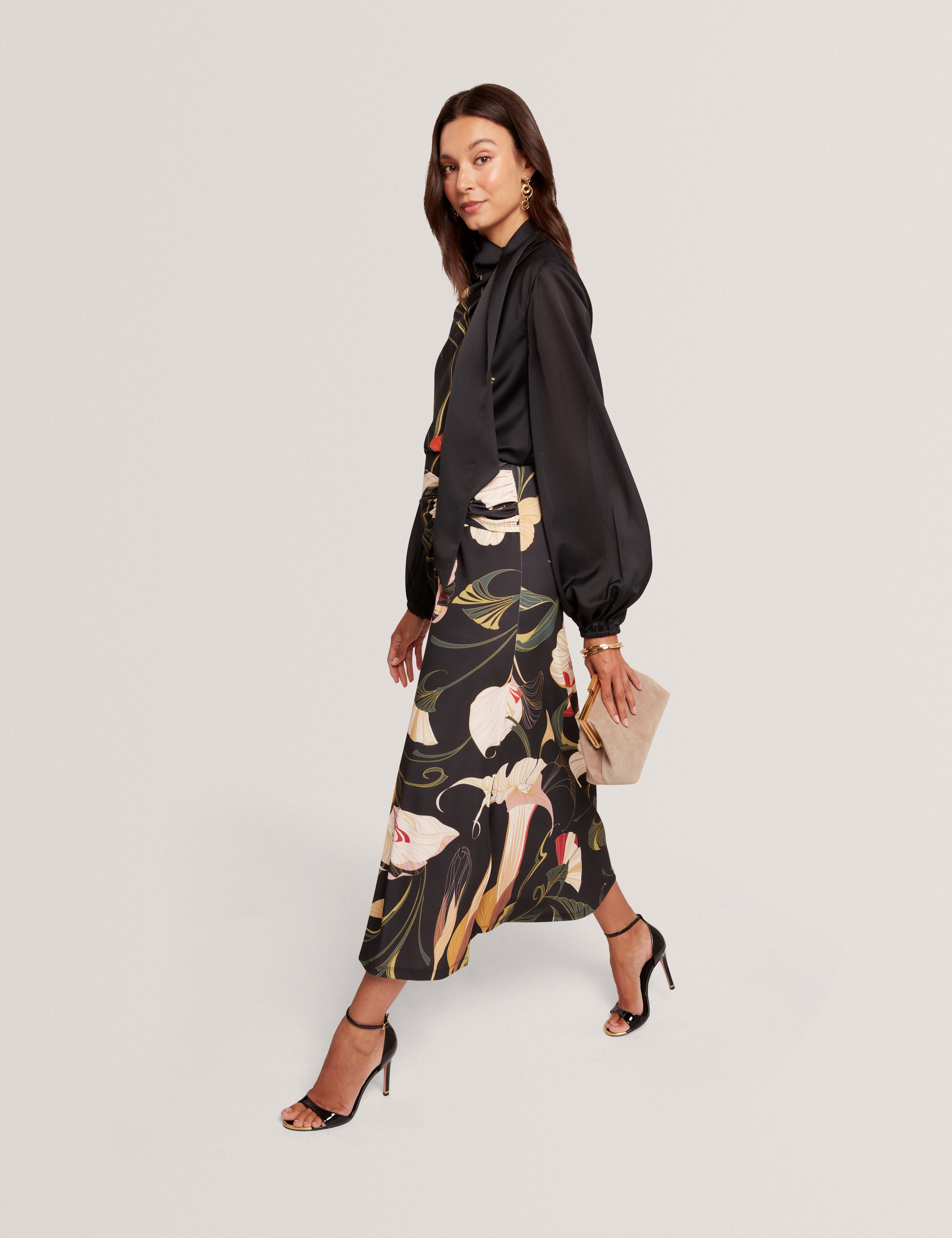 كايتيا تنورة سوداء بتفاصيل ملفوفة