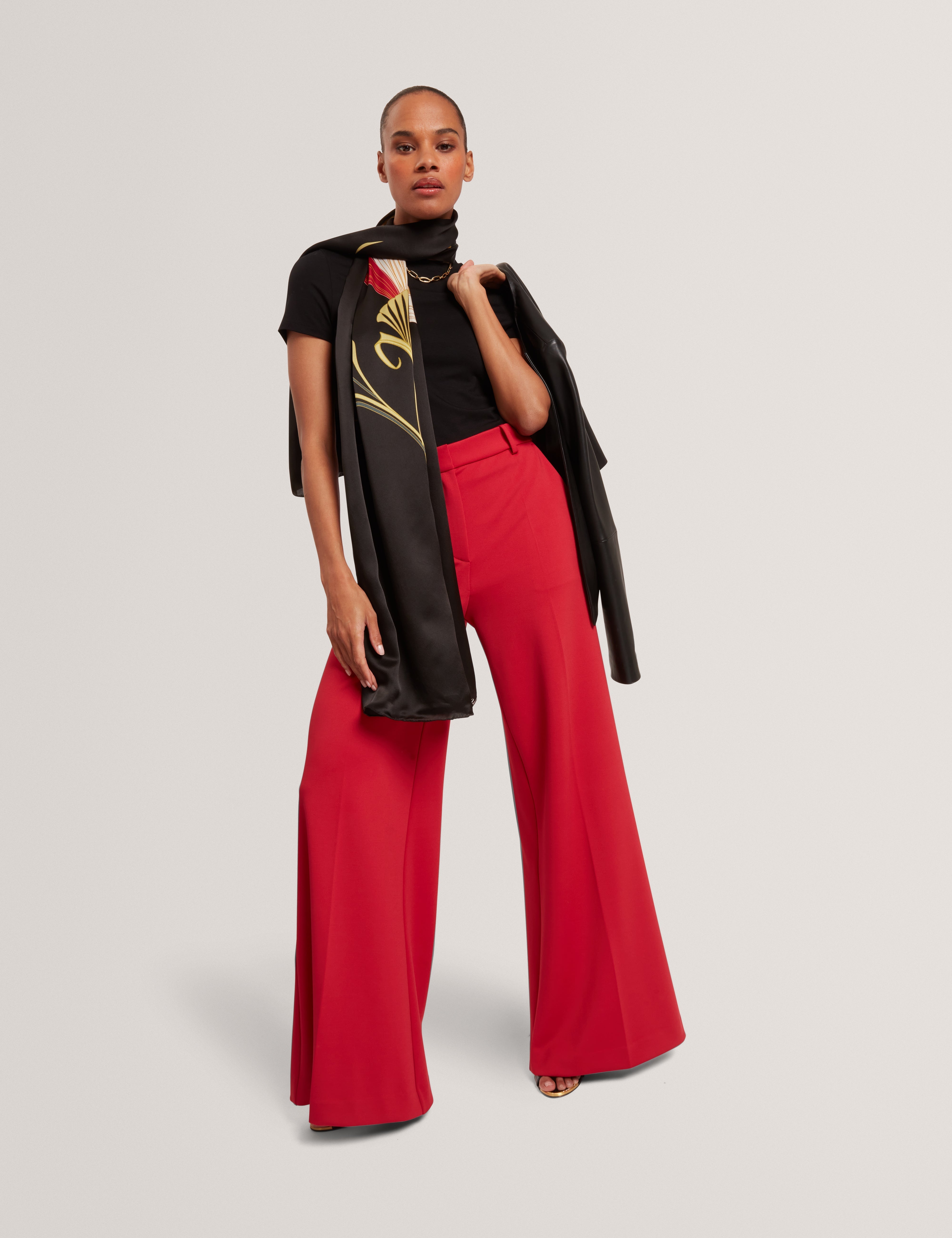 لارنا تيشيرت أسود قصير الأكمام