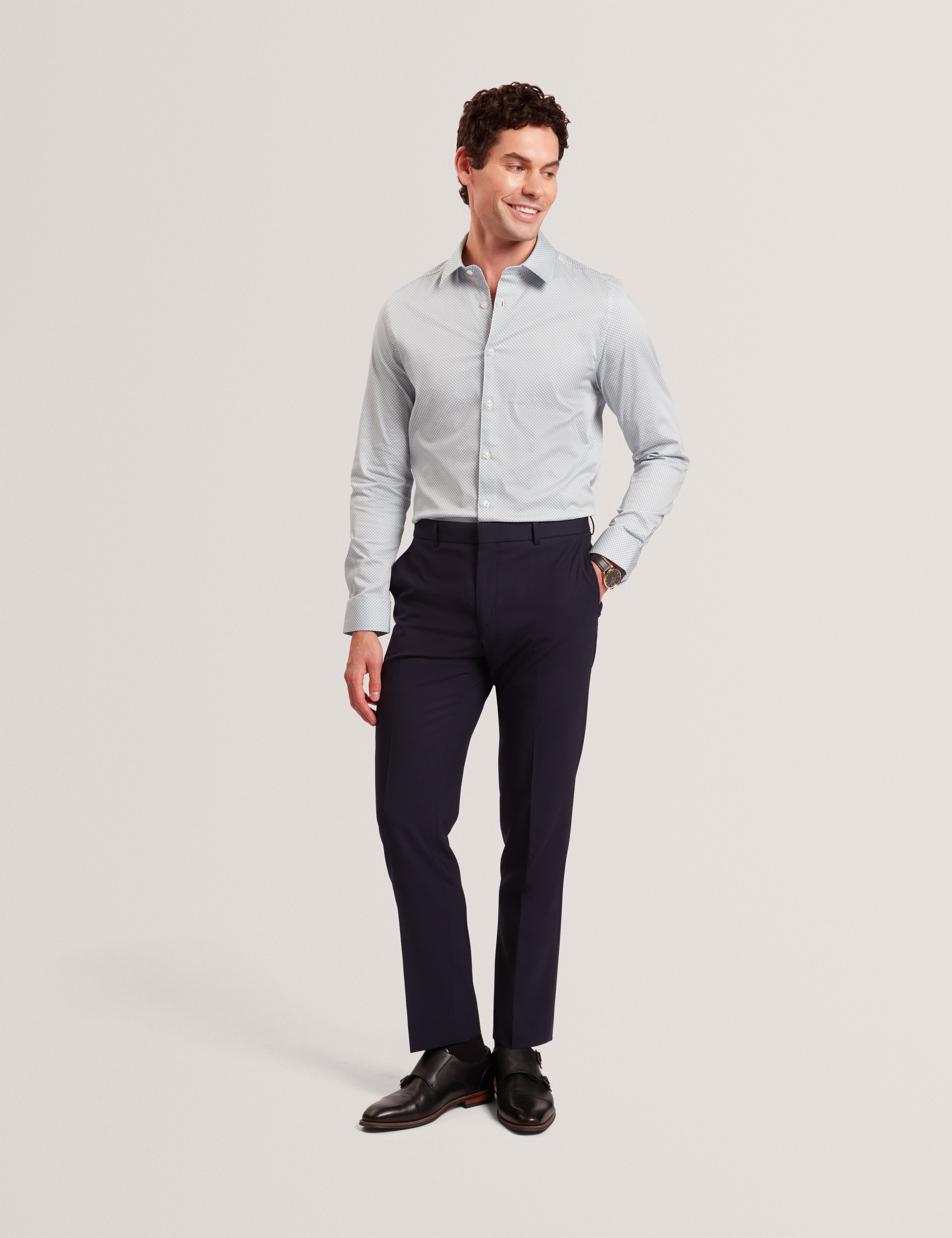 قميص Olweno ذو الأكمام الطويلة والملاءمة الضيقة والطبعة الجغرافية باللون الأزرق الفاتح