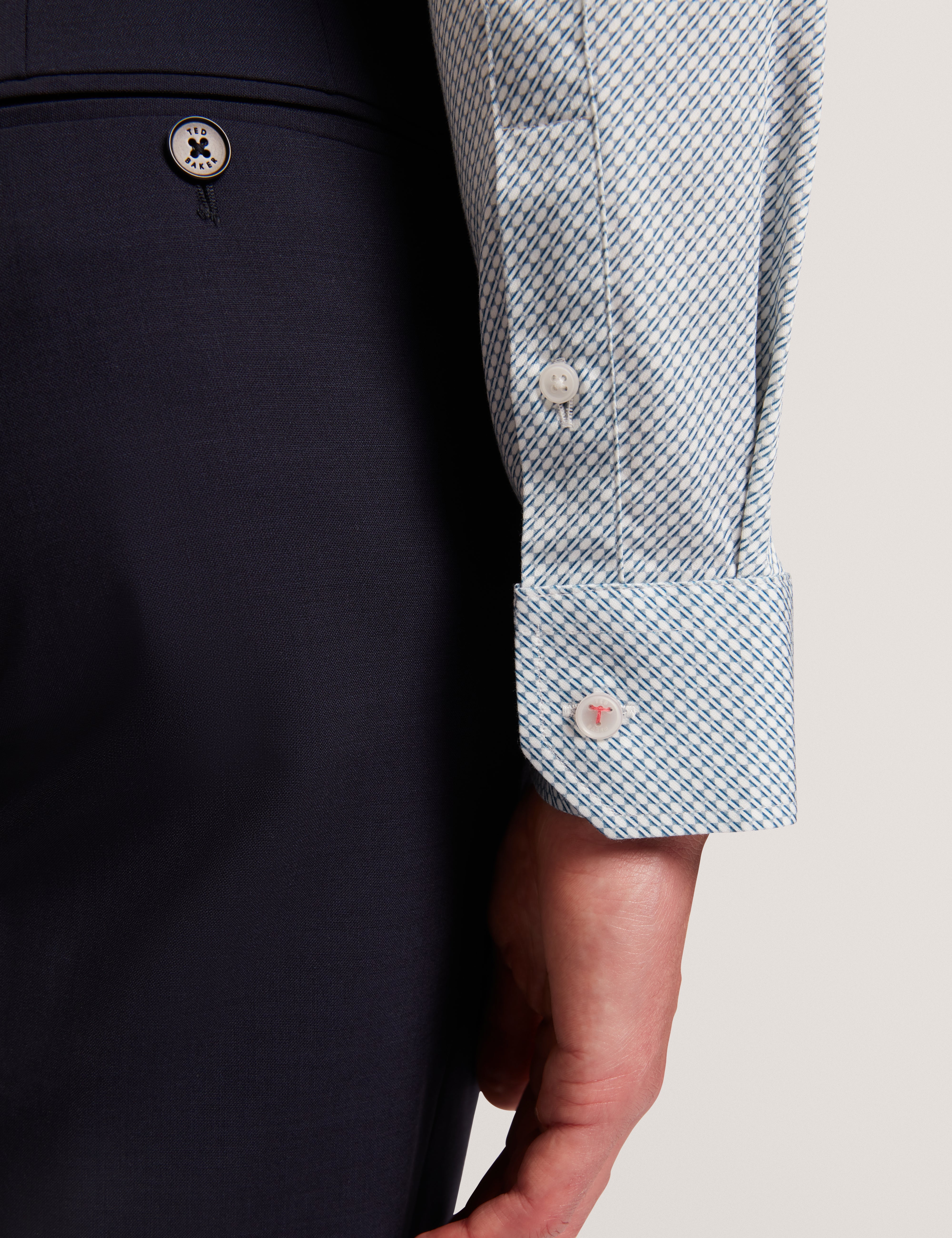 قميص Olweno ذو الأكمام الطويلة والملاءمة الضيقة والطبعة الجغرافية باللون الأزرق الفاتح