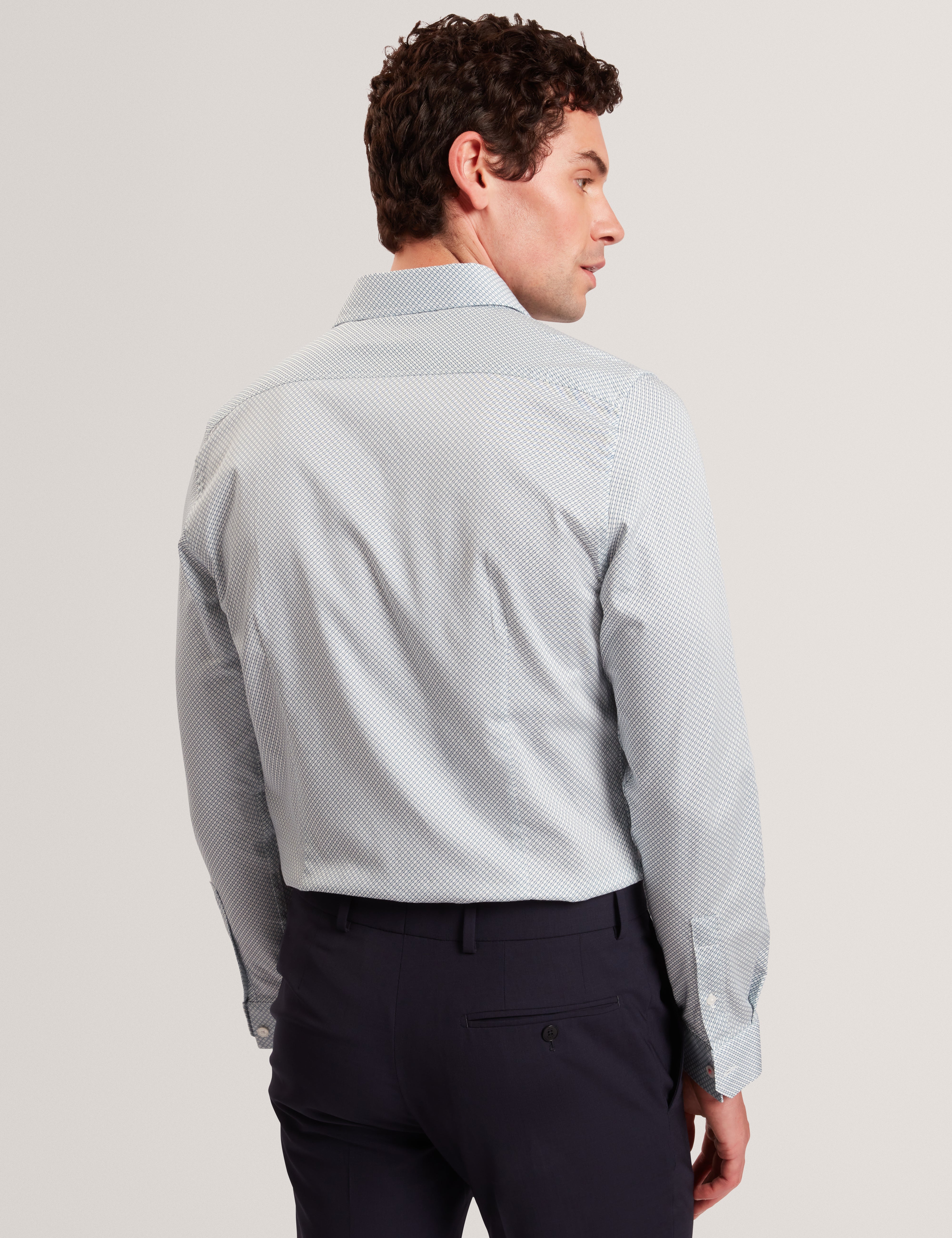 قميص Olweno ذو الأكمام الطويلة والملاءمة الضيقة والطبعة الجغرافية باللون الأزرق الفاتح