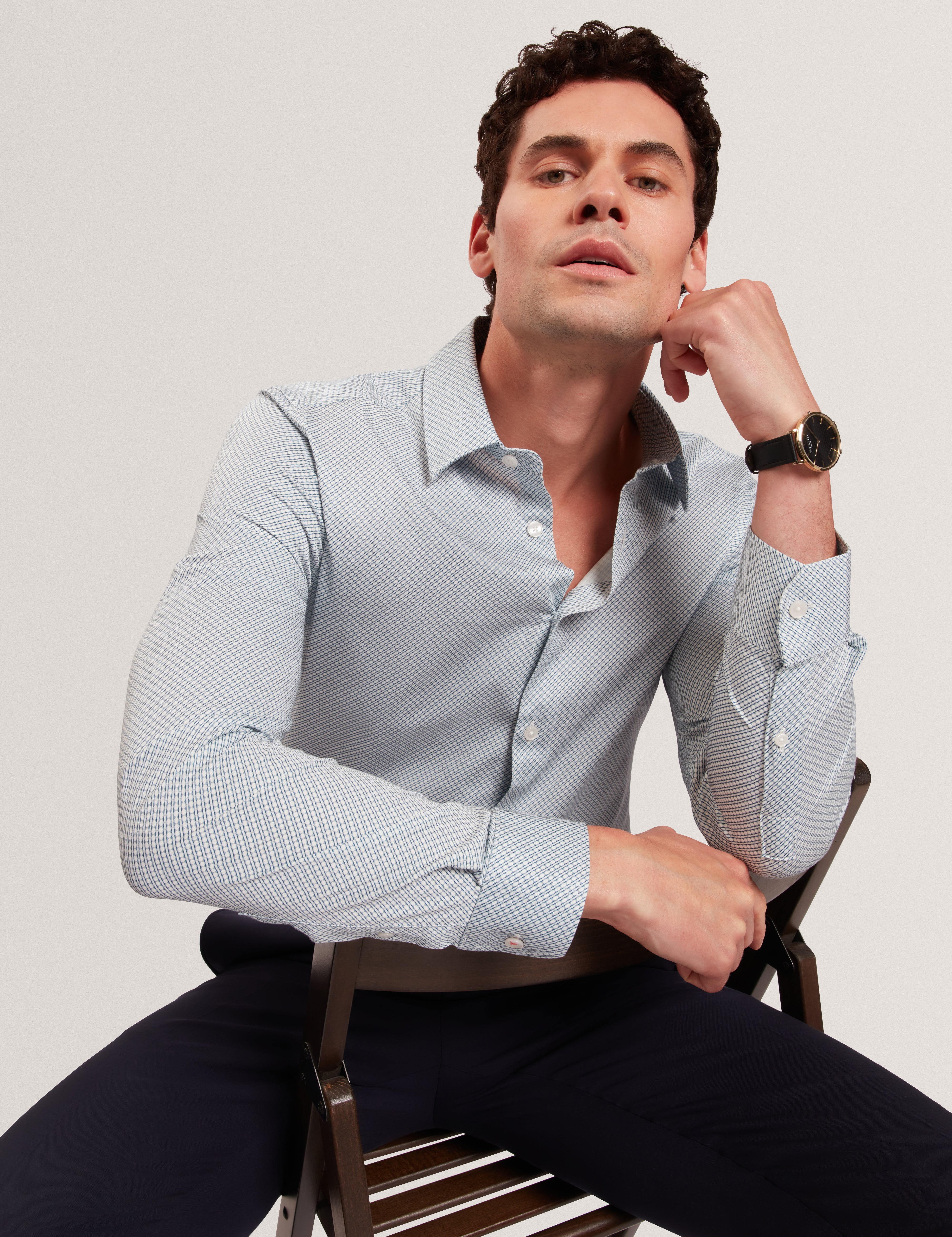 قميص Olweno ذو الأكمام الطويلة والملاءمة الضيقة والطبعة الجغرافية باللون الأزرق الفاتح