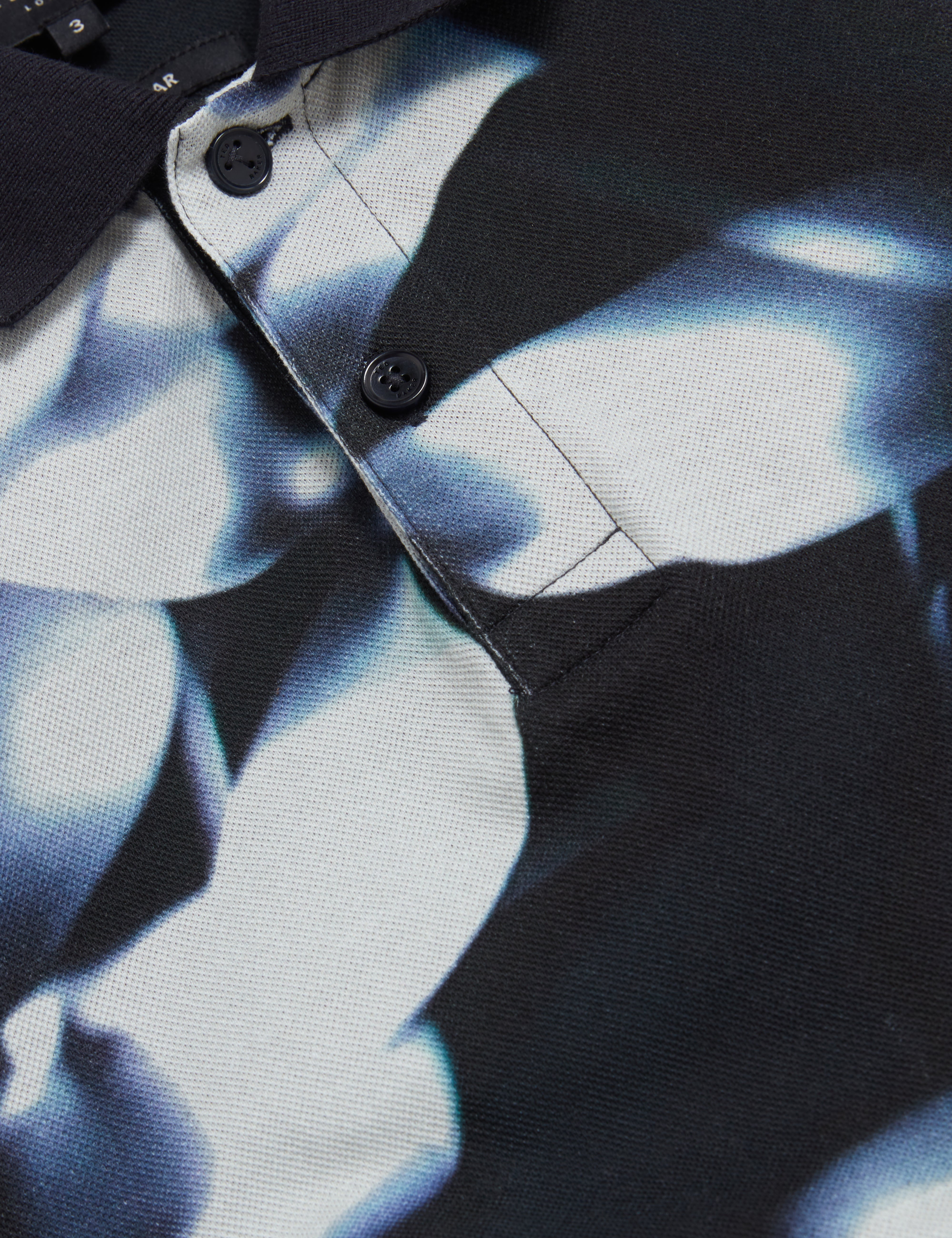 قميص بولو Longbri بأكمام قصيرة وطبعة زهور باللون الأزرق الداكن