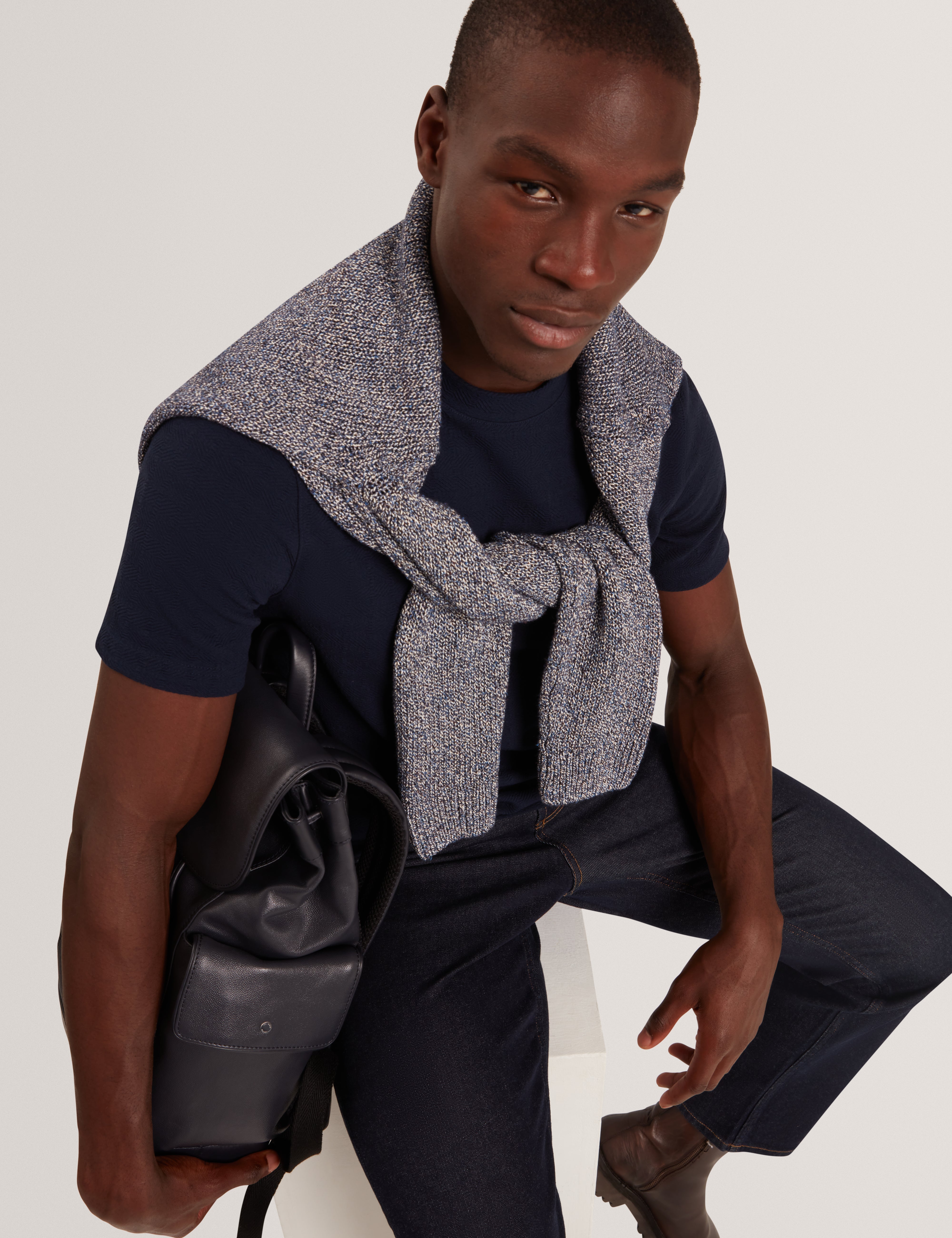 تي شيرت مارسين بأكمام قصيرة وخياطة مربعة باللون الأزرق الداكن