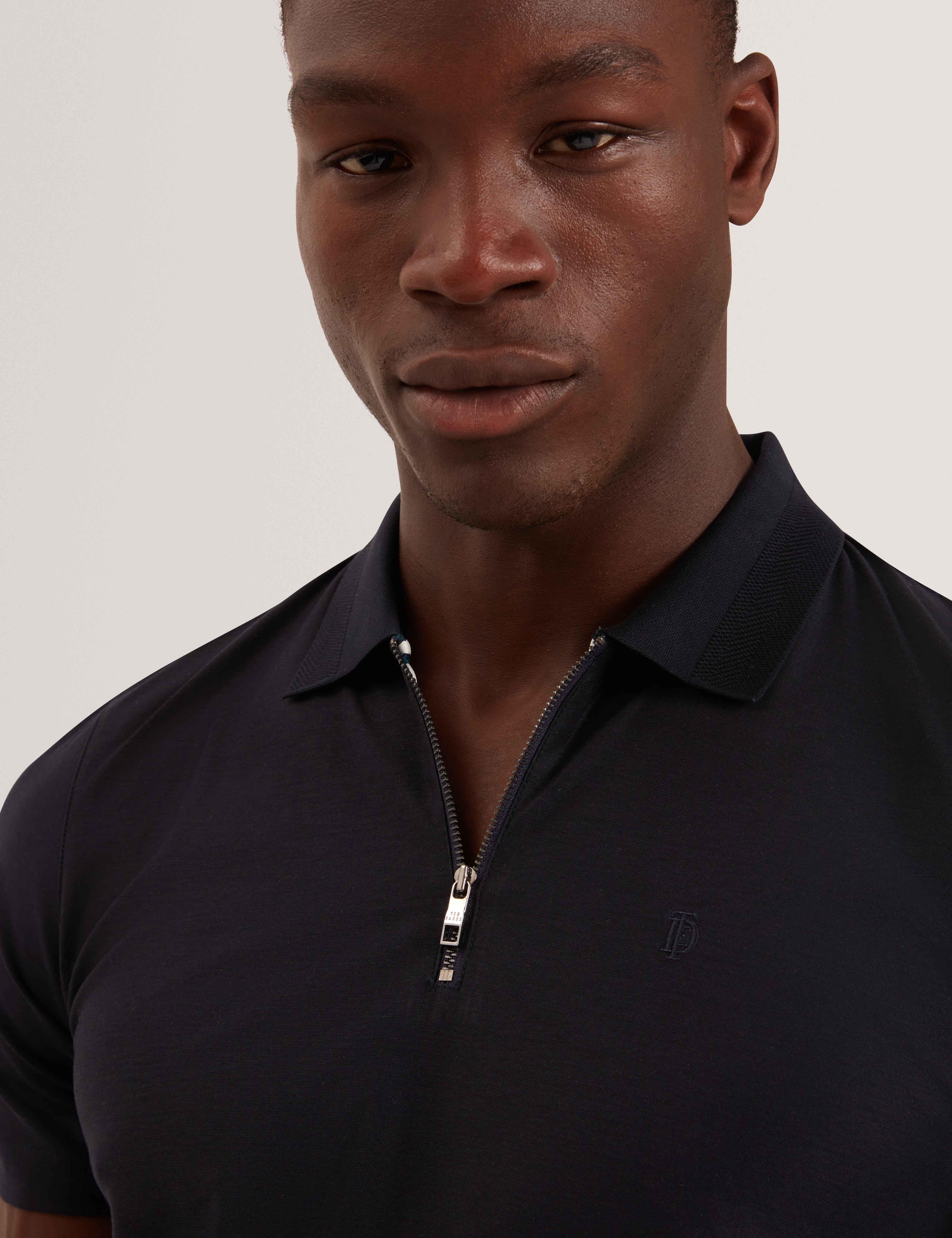 بولو زورين بأكمام قصيرة ولوحة متعرجة وسحاب أزرق داكن