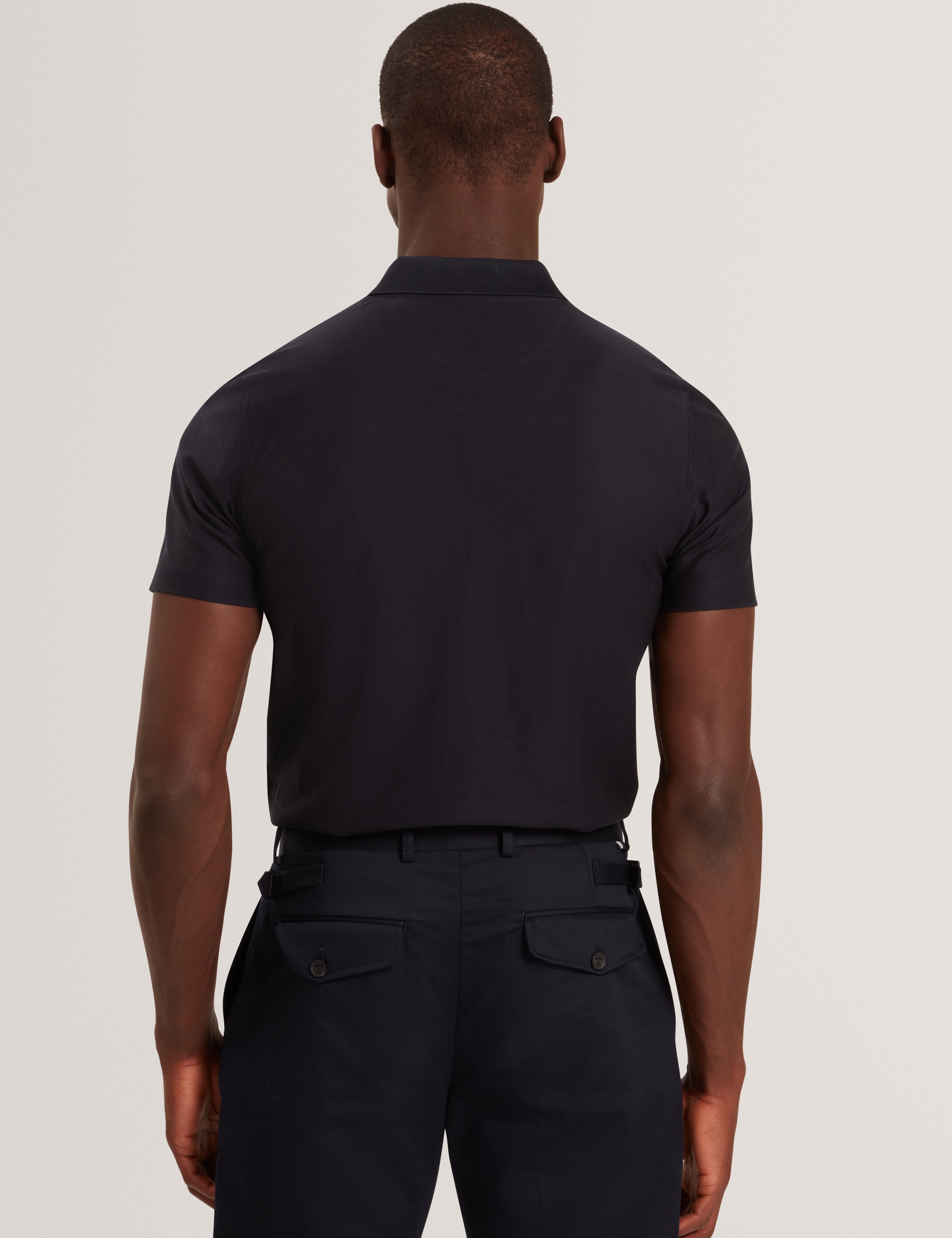 بولو زورين بأكمام قصيرة ولوحة متعرجة وسحاب أزرق داكن