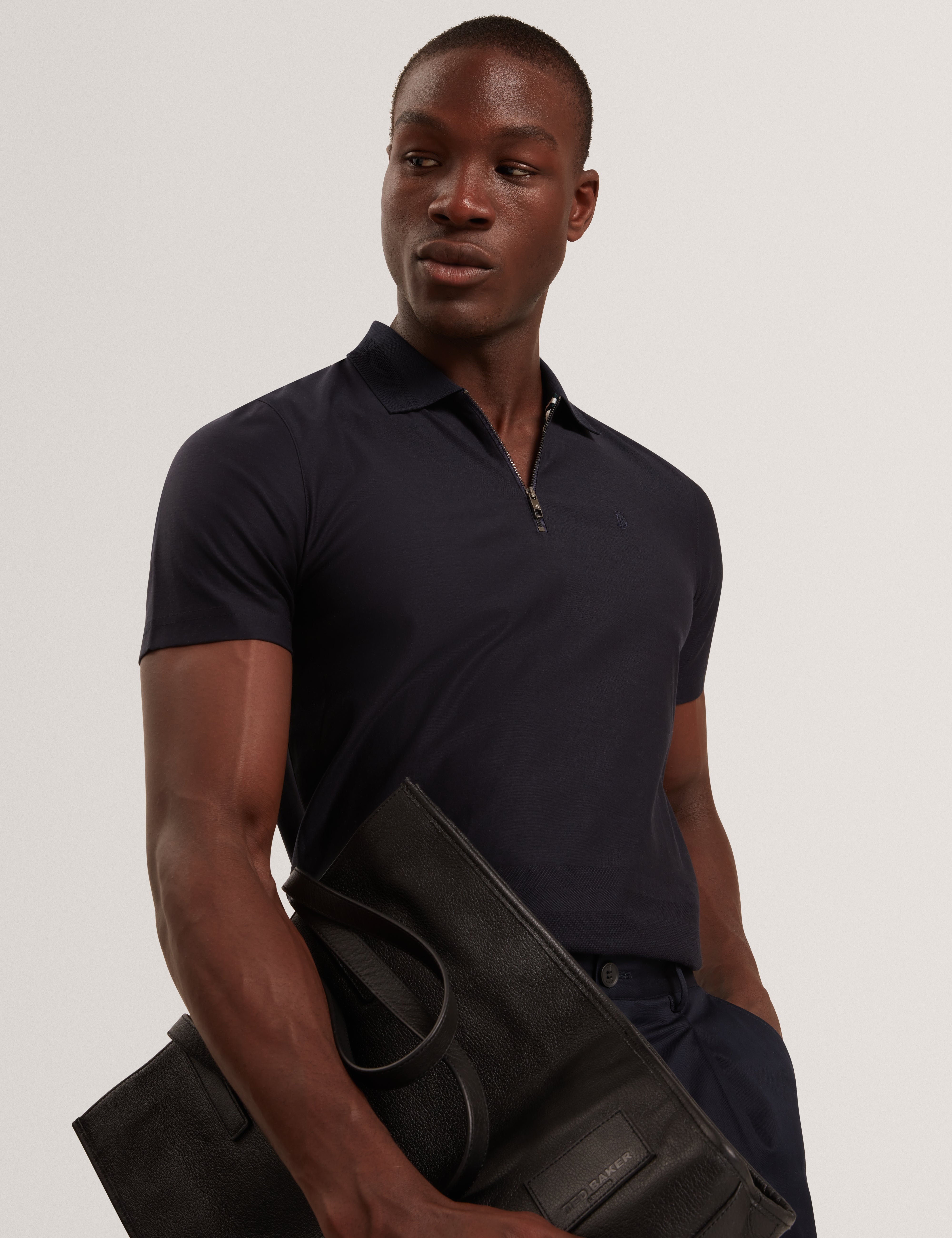 بولو زورين بأكمام قصيرة ولوحة متعرجة وسحاب أزرق داكن