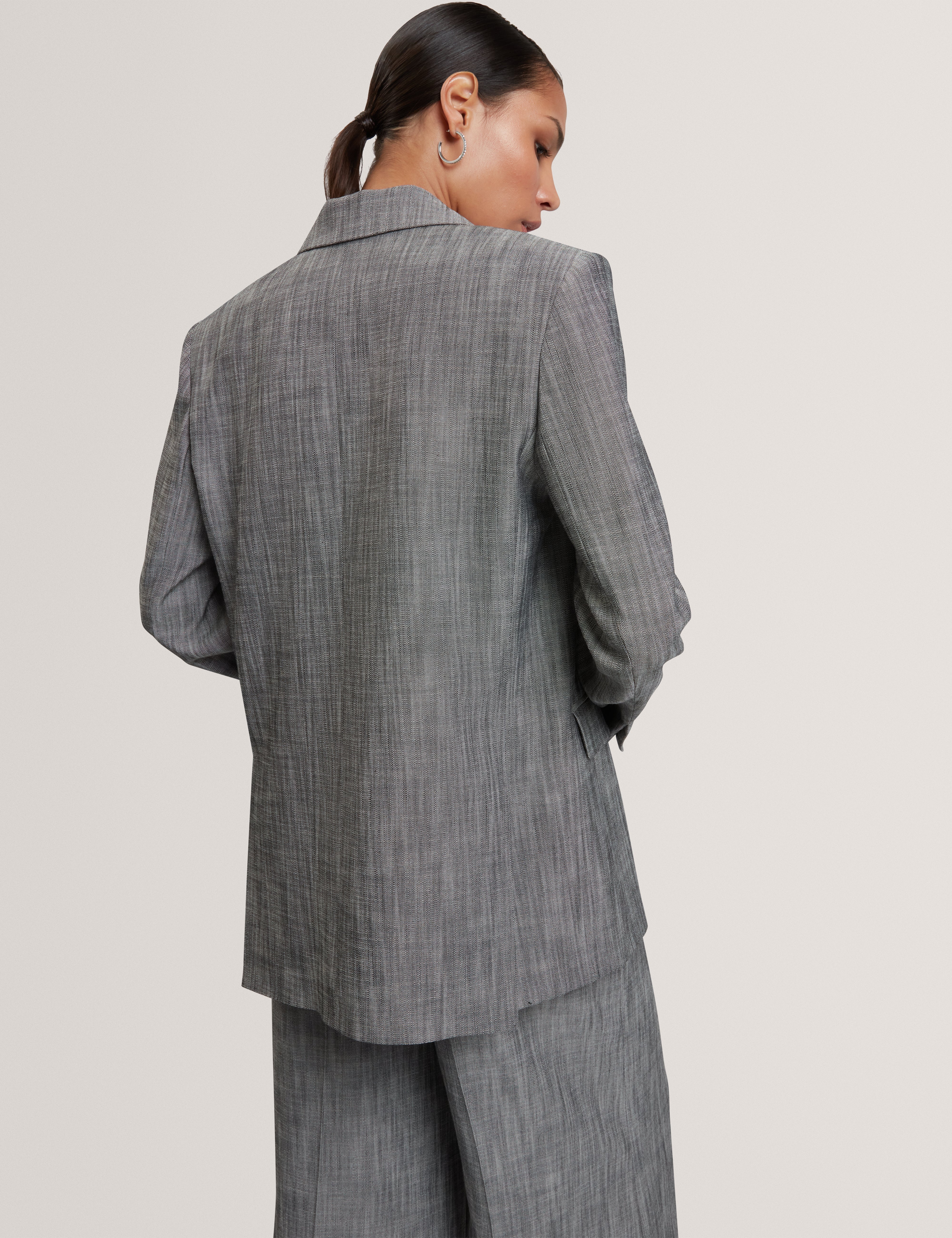 بليزر بييان طويل مريح باللون الأسود