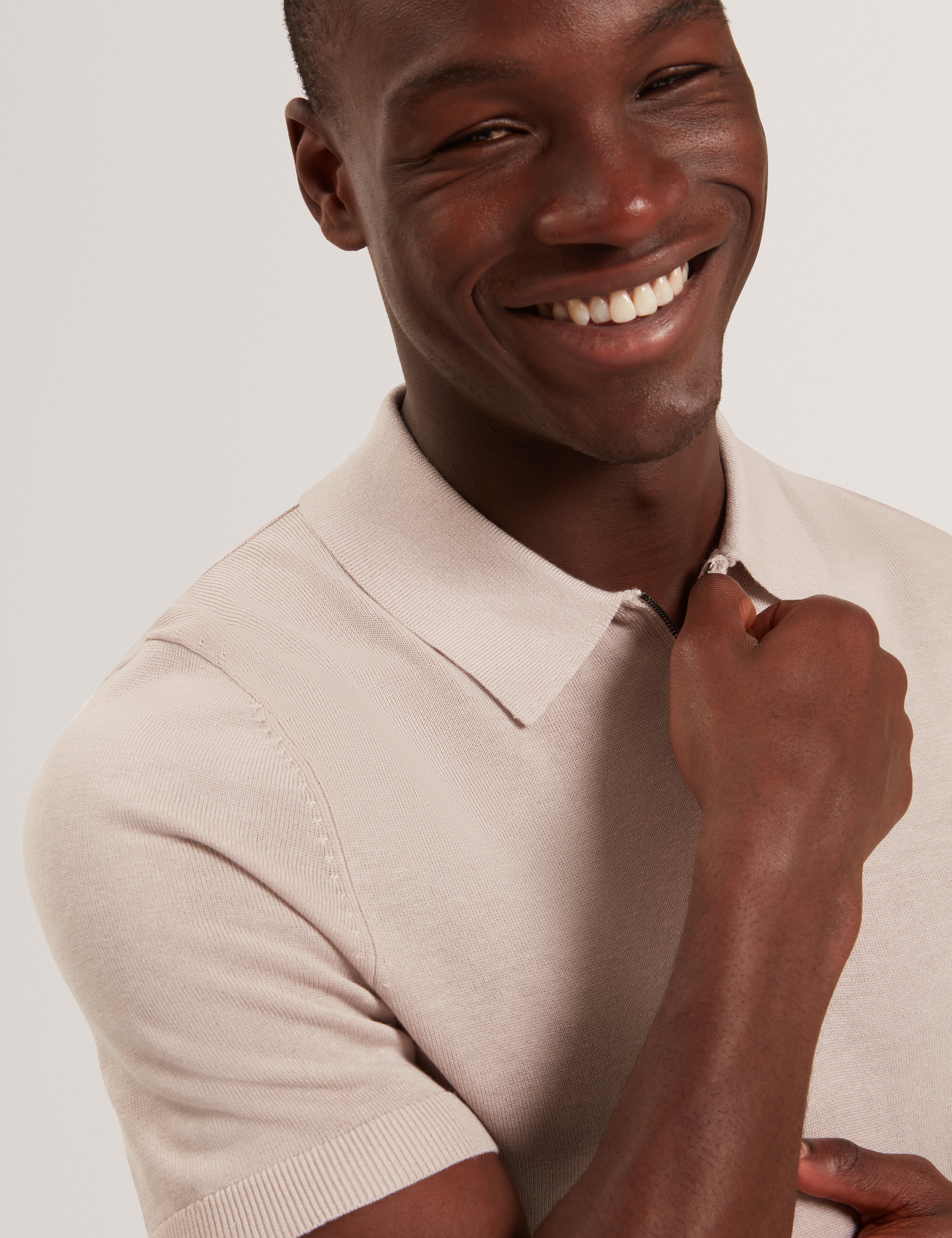 قميص بولو جيفرانز بأكمام قصيرة وسحاب من مزيج الحرير بلون البيج