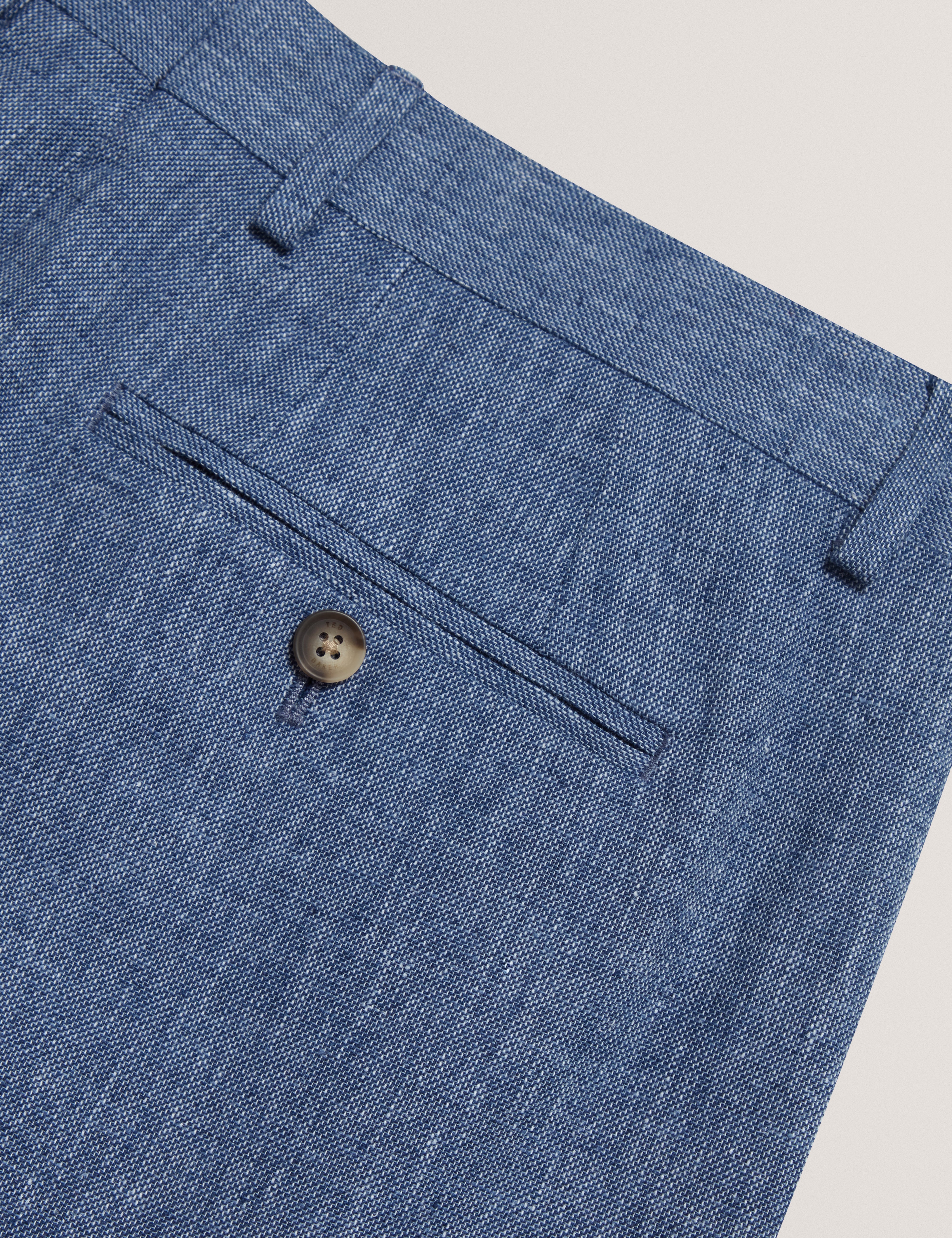 شورت جيفران بقصة ضيقة من مزيج الكتان باللون الأزرق الداكن