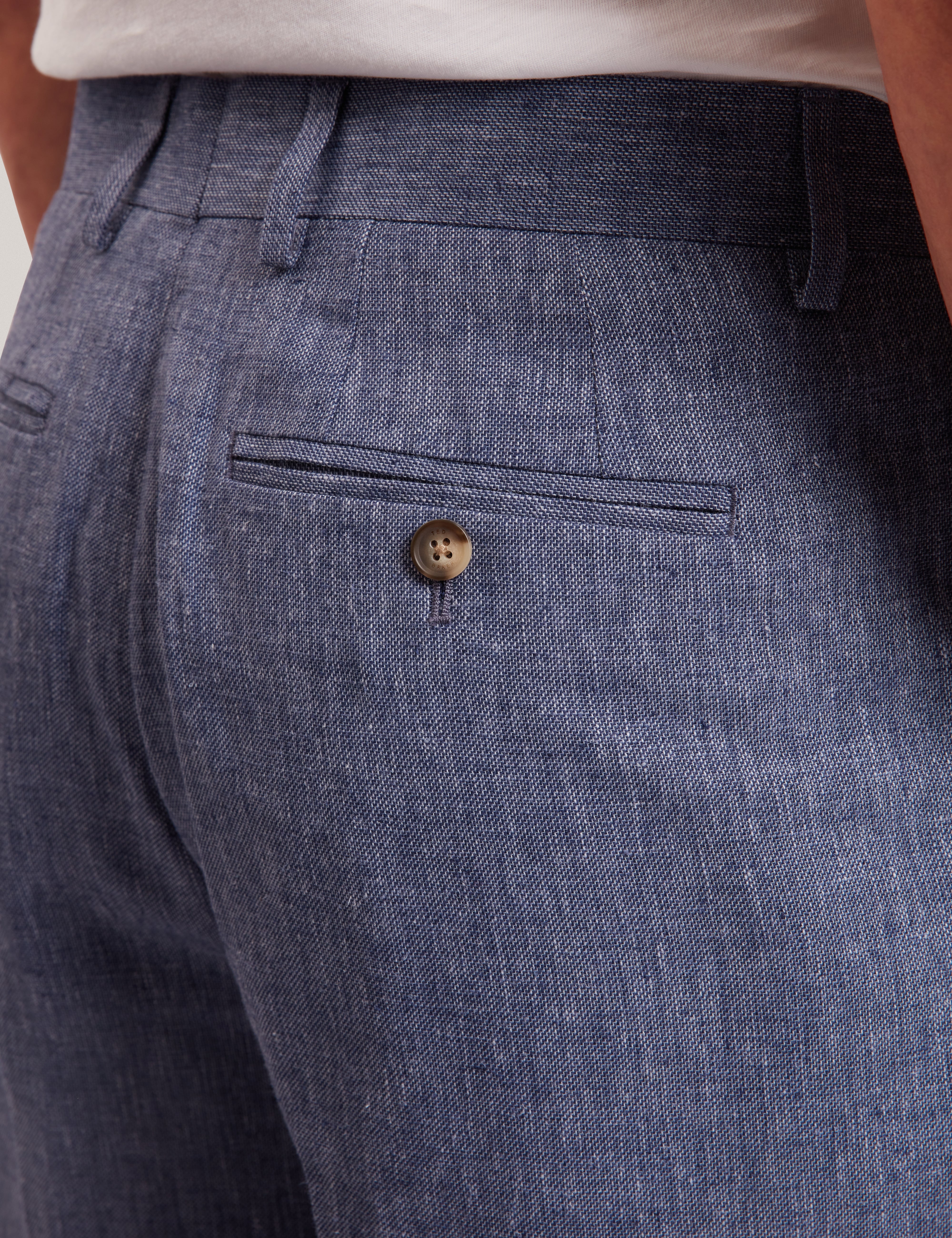 شورت جيفران بقصة ضيقة من مزيج الكتان باللون الأزرق الداكن