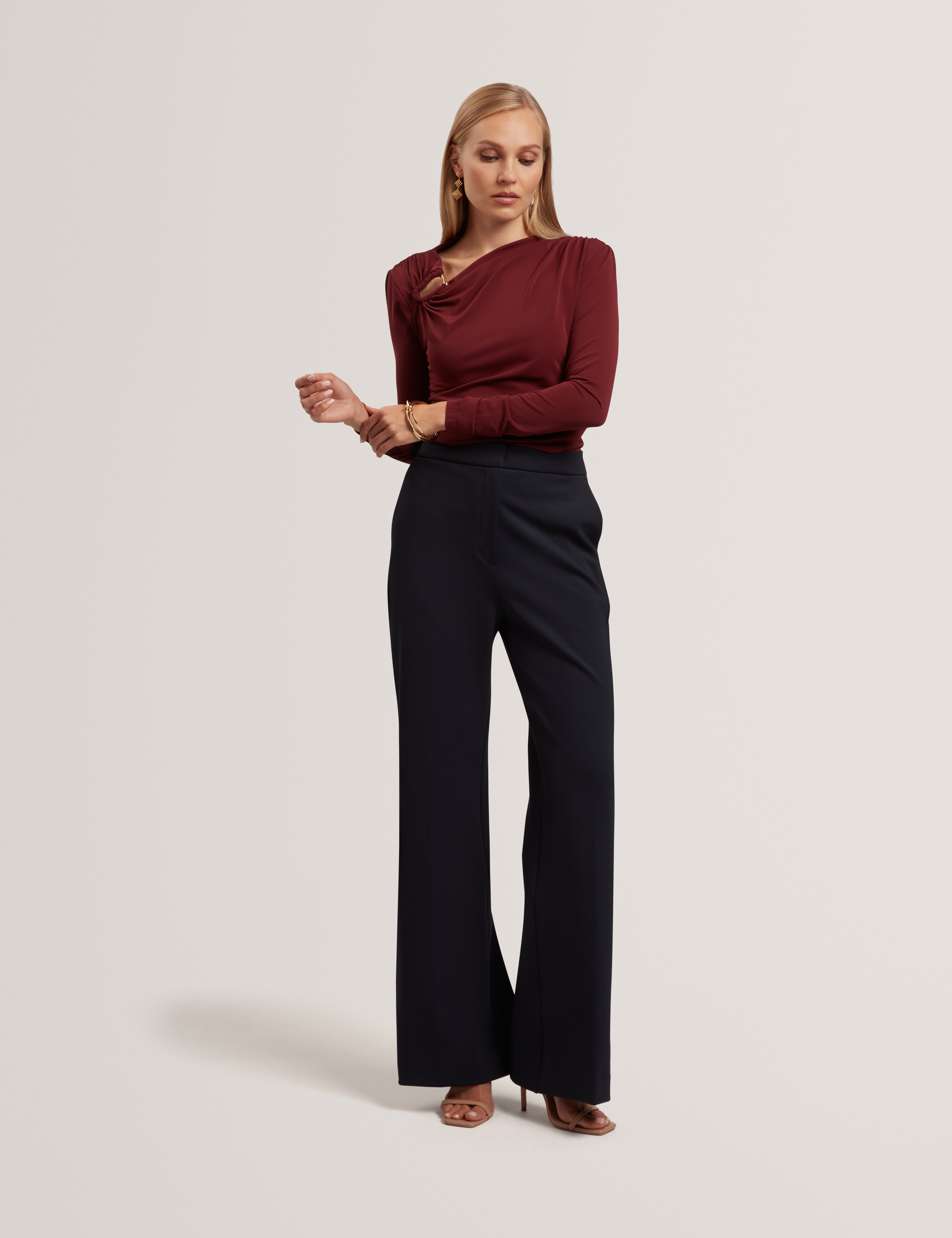 بلوزة سترالا بأكمام طويلة ومزينة بكشكشة وتفاصيل معدنية بلون أحمر داكن