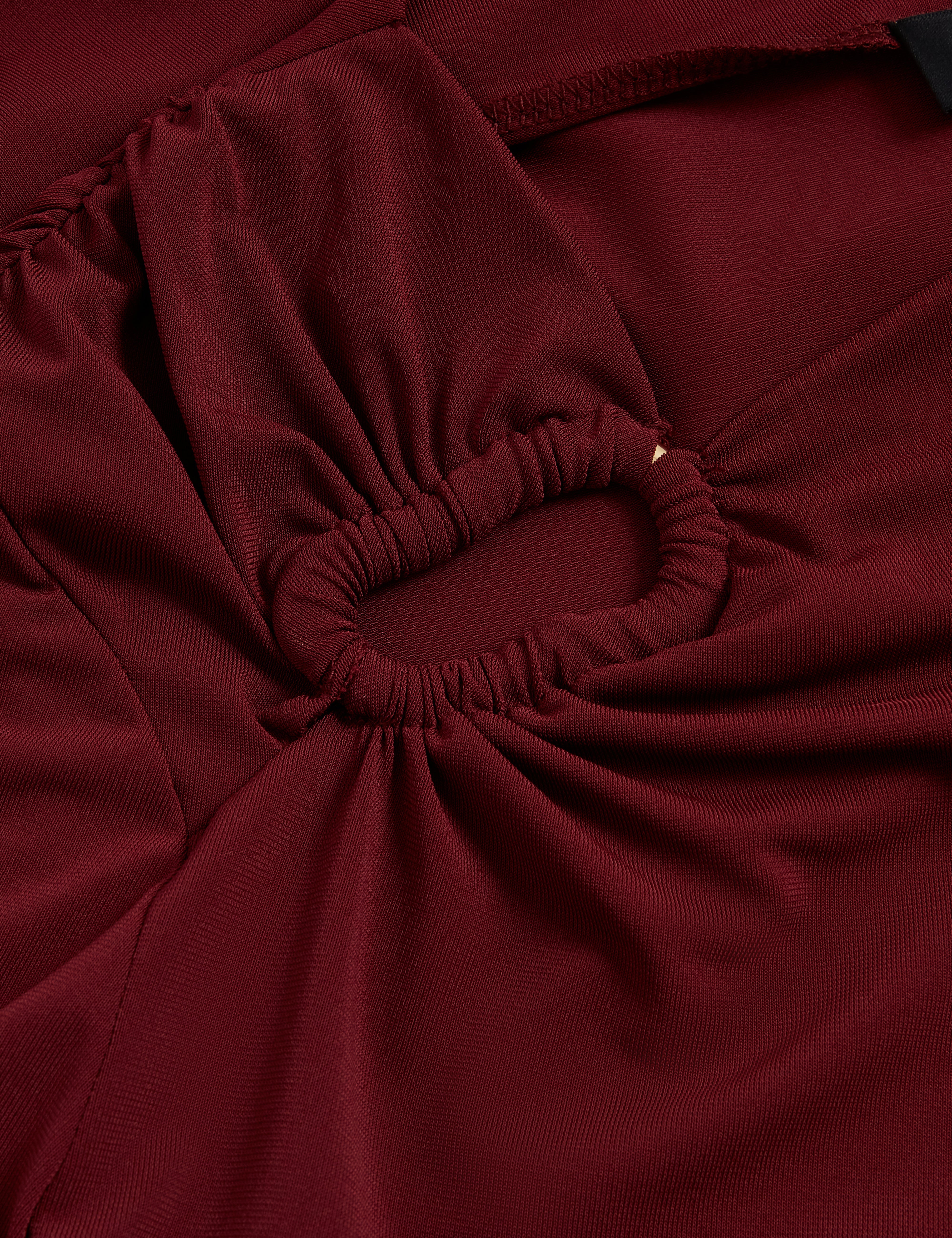 بلوزة سترالا بأكمام طويلة ومزينة بكشكشة وتفاصيل معدنية بلون أحمر داكن