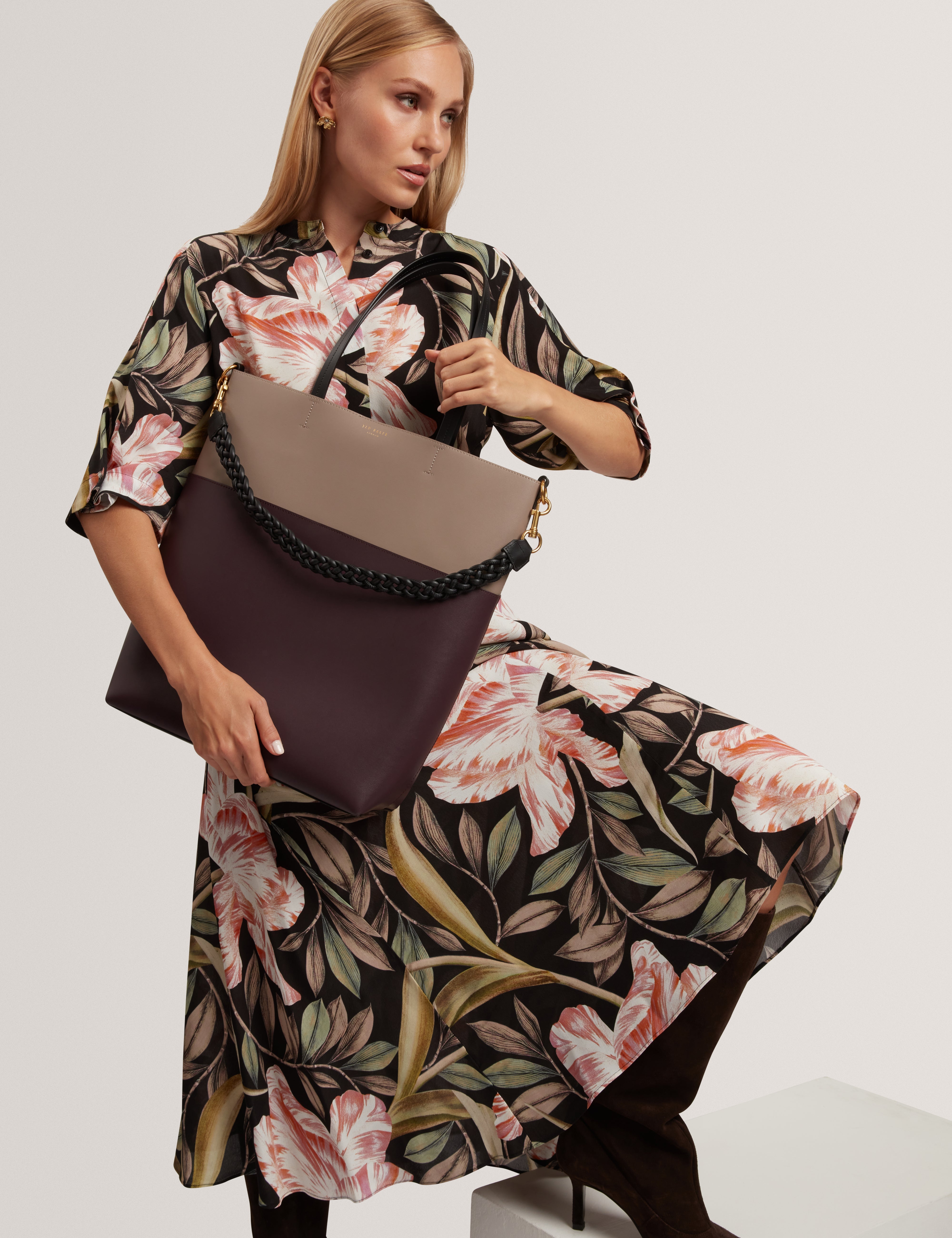 حقيبة نبيذ كبيرة ملونة بمقبض منسوج من وينسلو