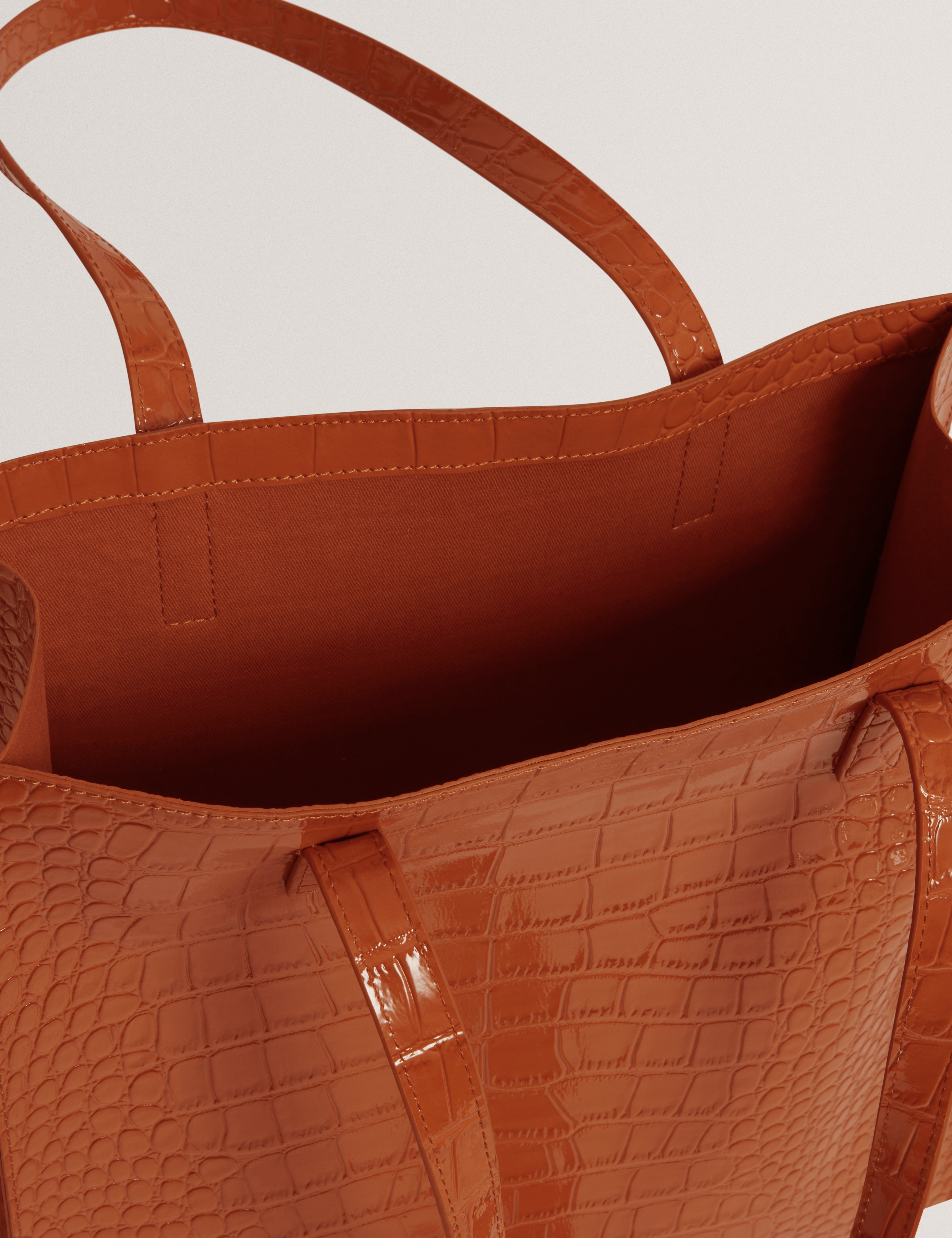 حقيبة وينيلا كروك إيفكت كبيرة الحجم بلون بني