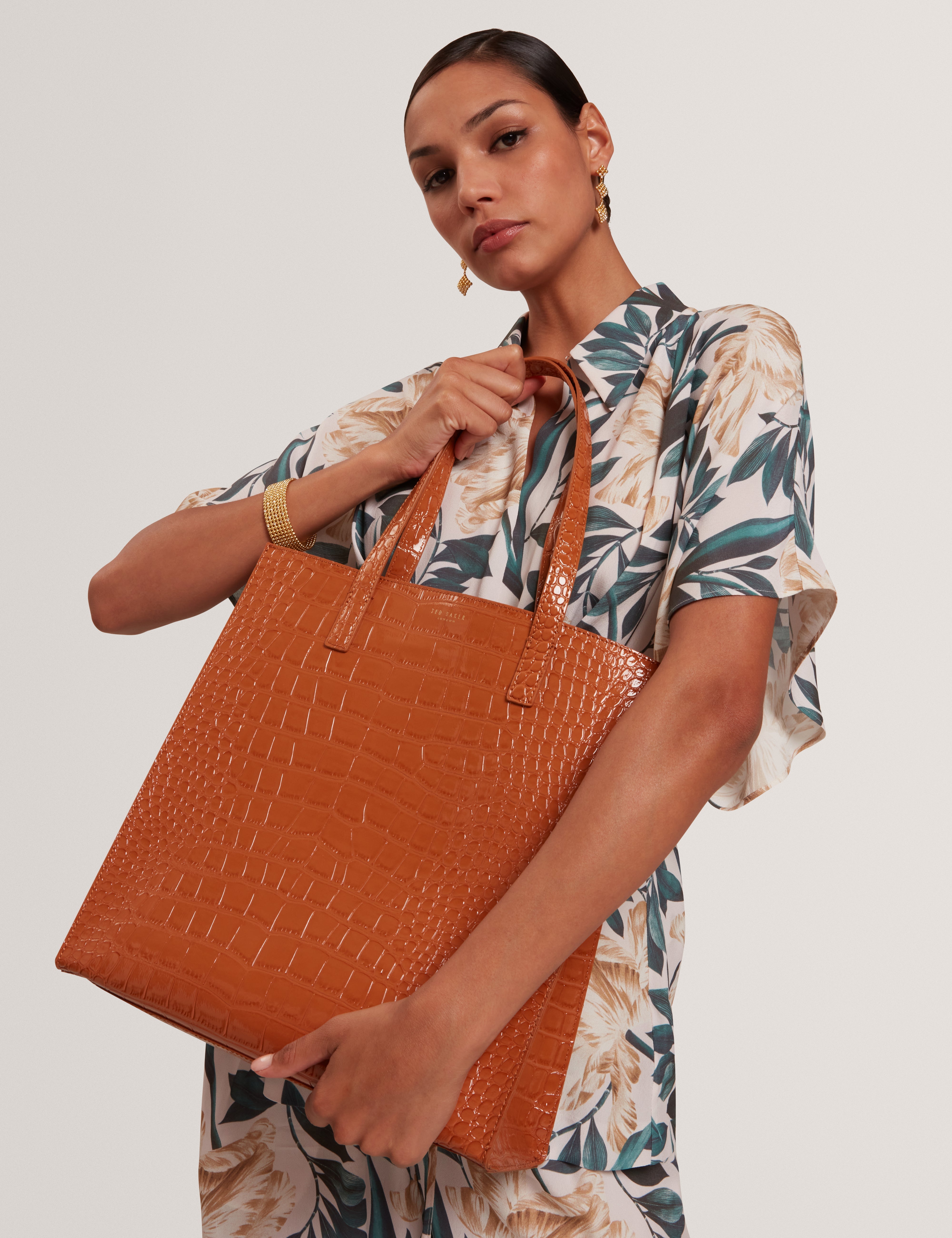 حقيبة وينيلا كروك إيفكت كبيرة الحجم بلون بني