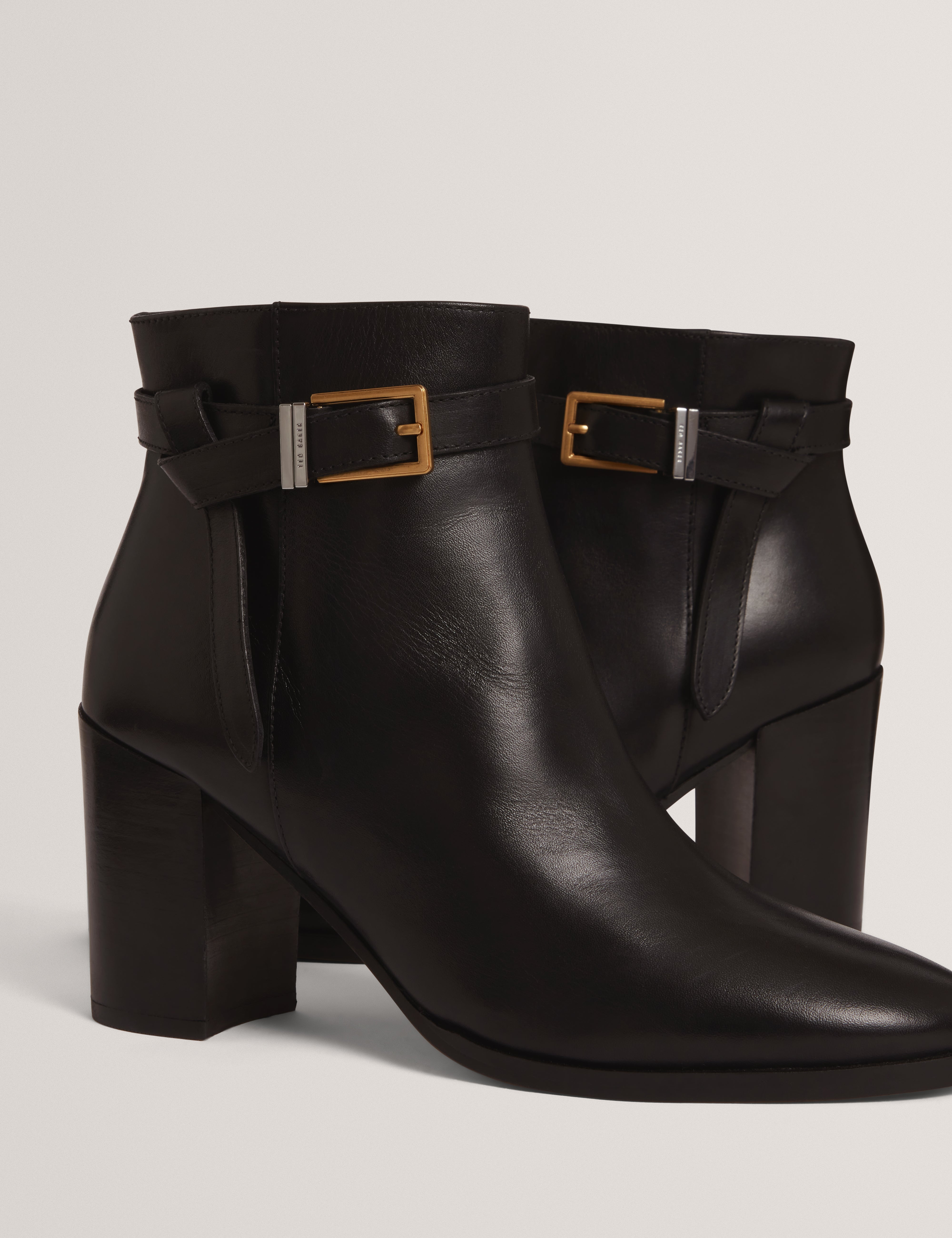 كليونا حذاء أسود بكعب عالٍ وتفاصيل بشكل حزام