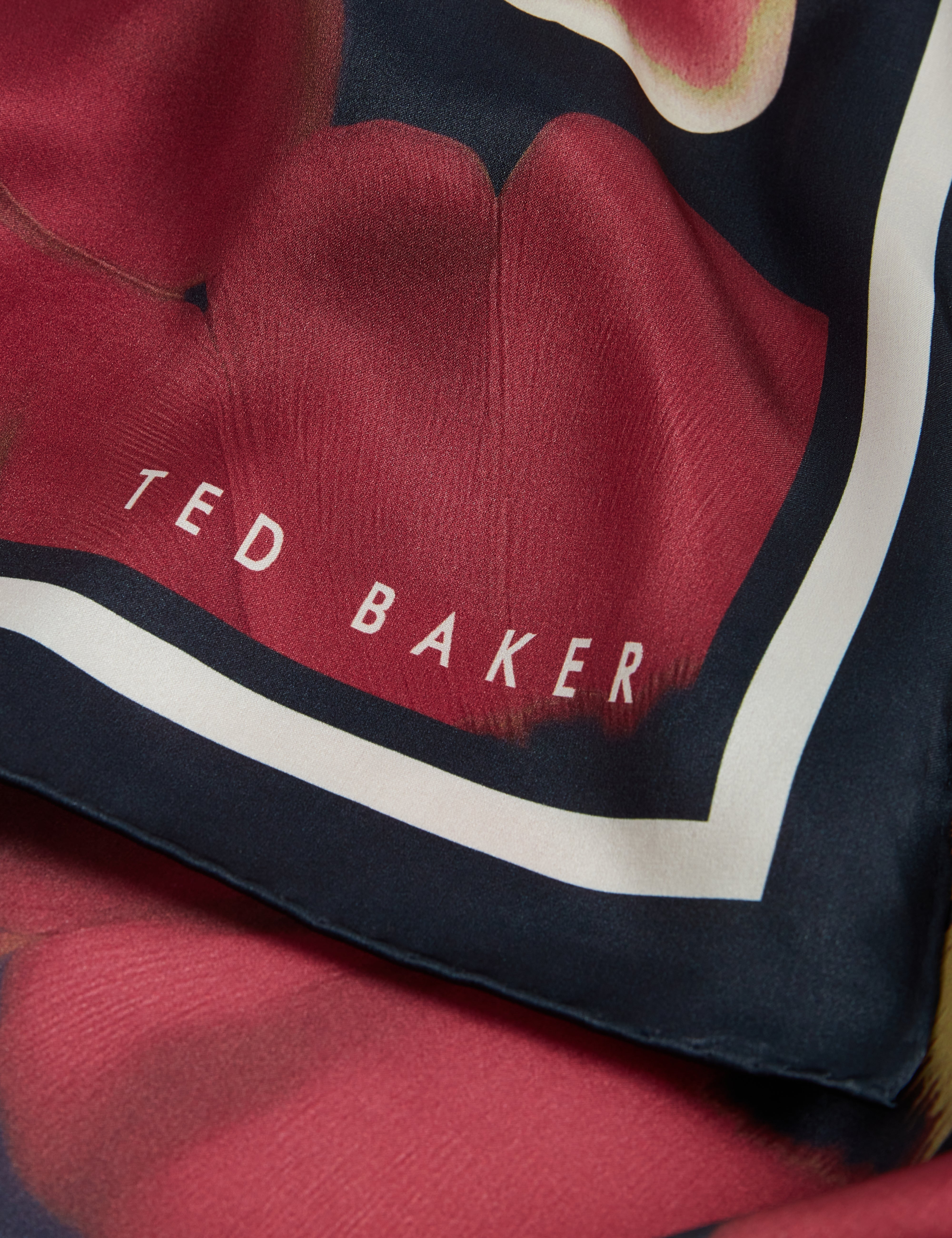 وشاح حريري مربع مطبوع عليه زهور من Jeeann باللون الأزرق