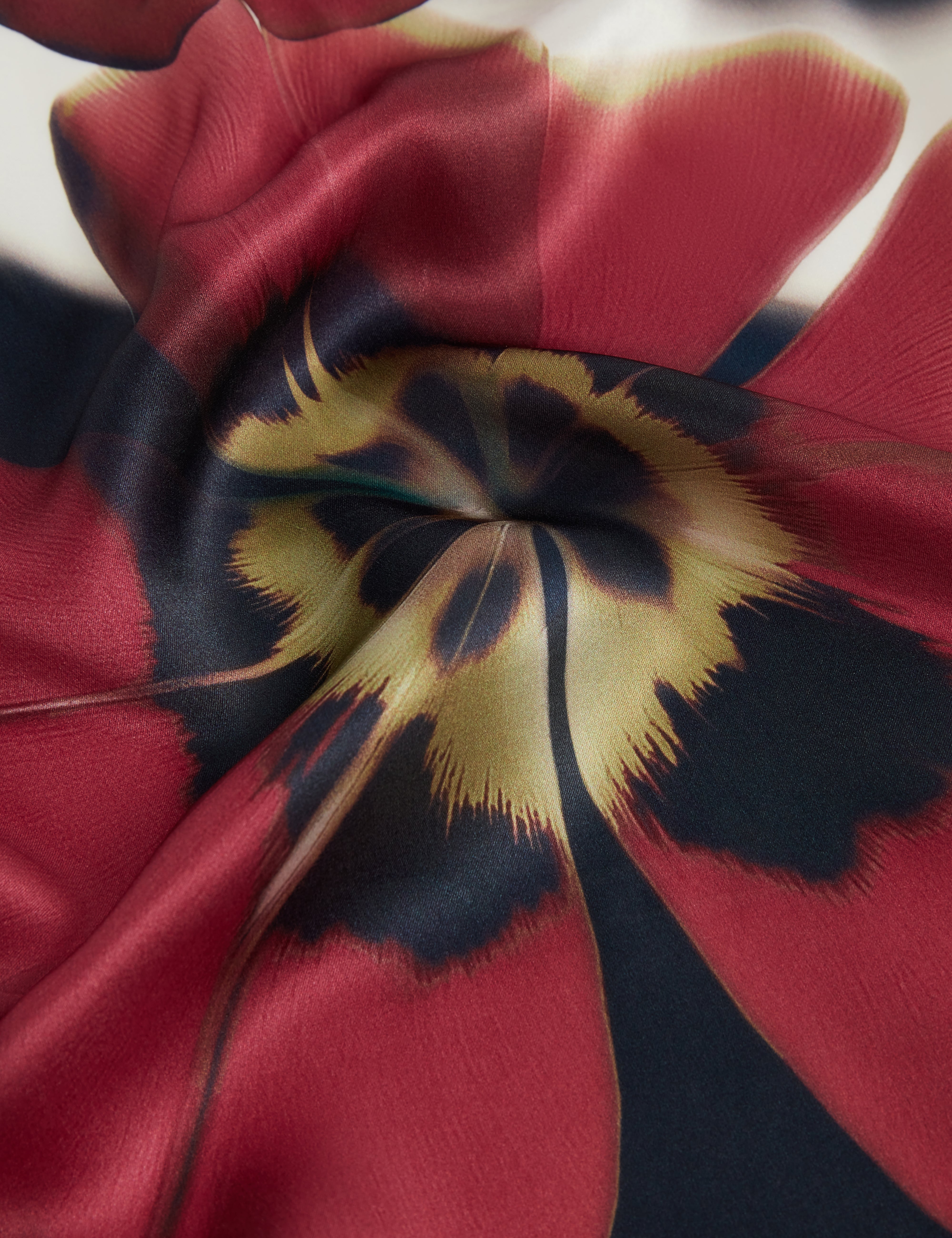 وشاح حريري مربع مطبوع عليه زهور من Jeeann باللون الأزرق