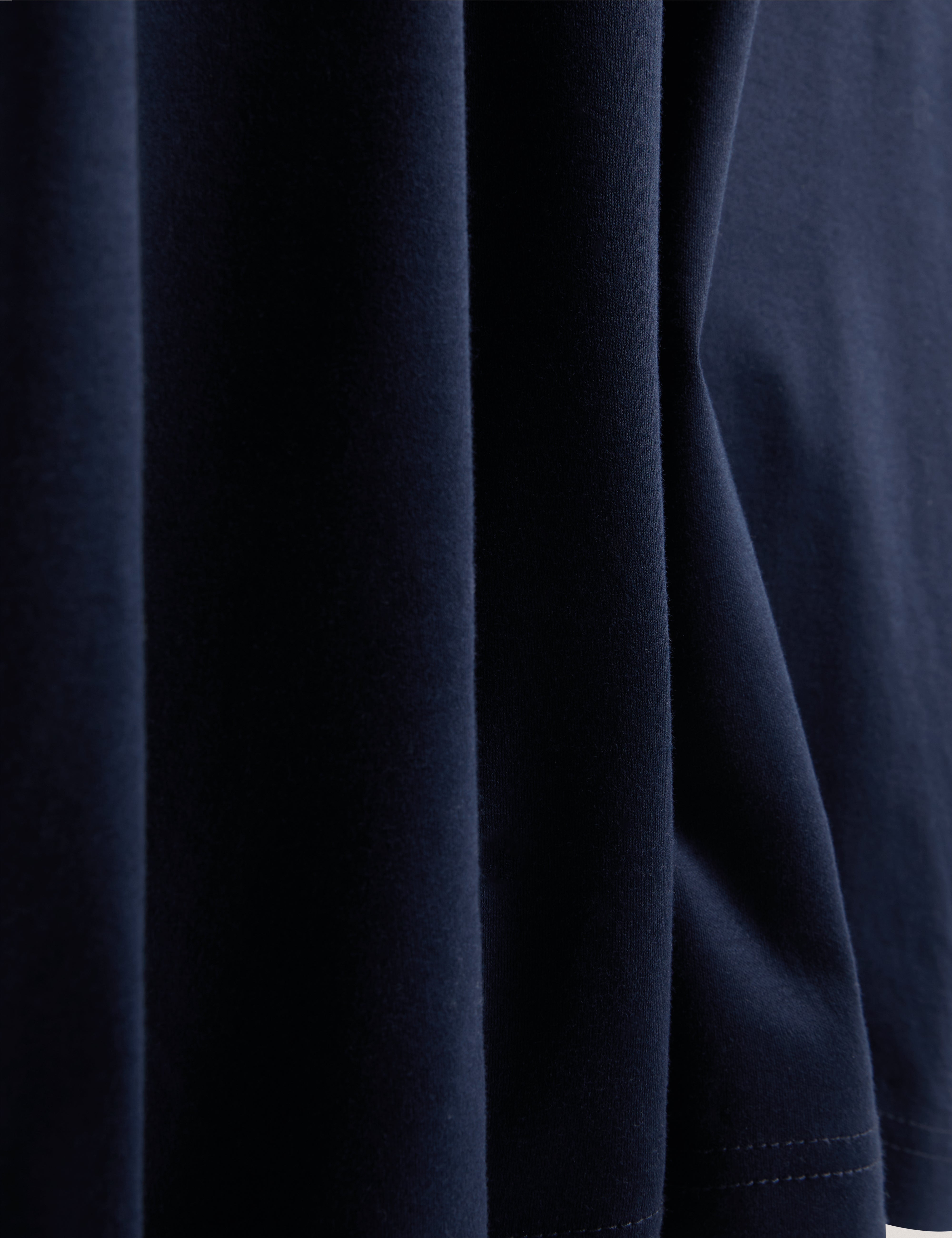 تي شيرت كونراد بأكمام قصيرة وملمس ناعم عادي باللون الأزرق البحري