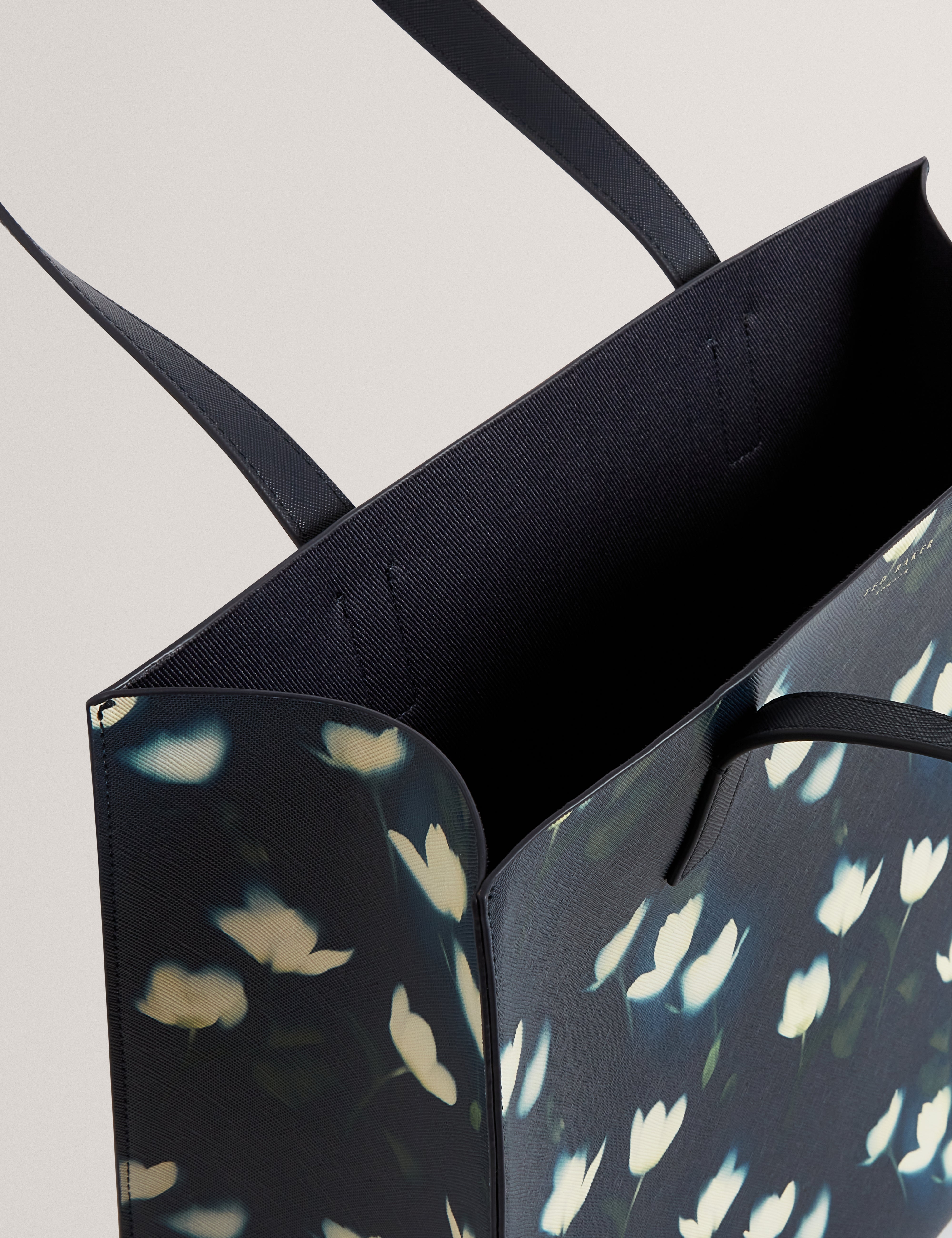 حقيبة تولكون كبيرة مطبوعة بنقشة توليب باللون الأزرق البحري