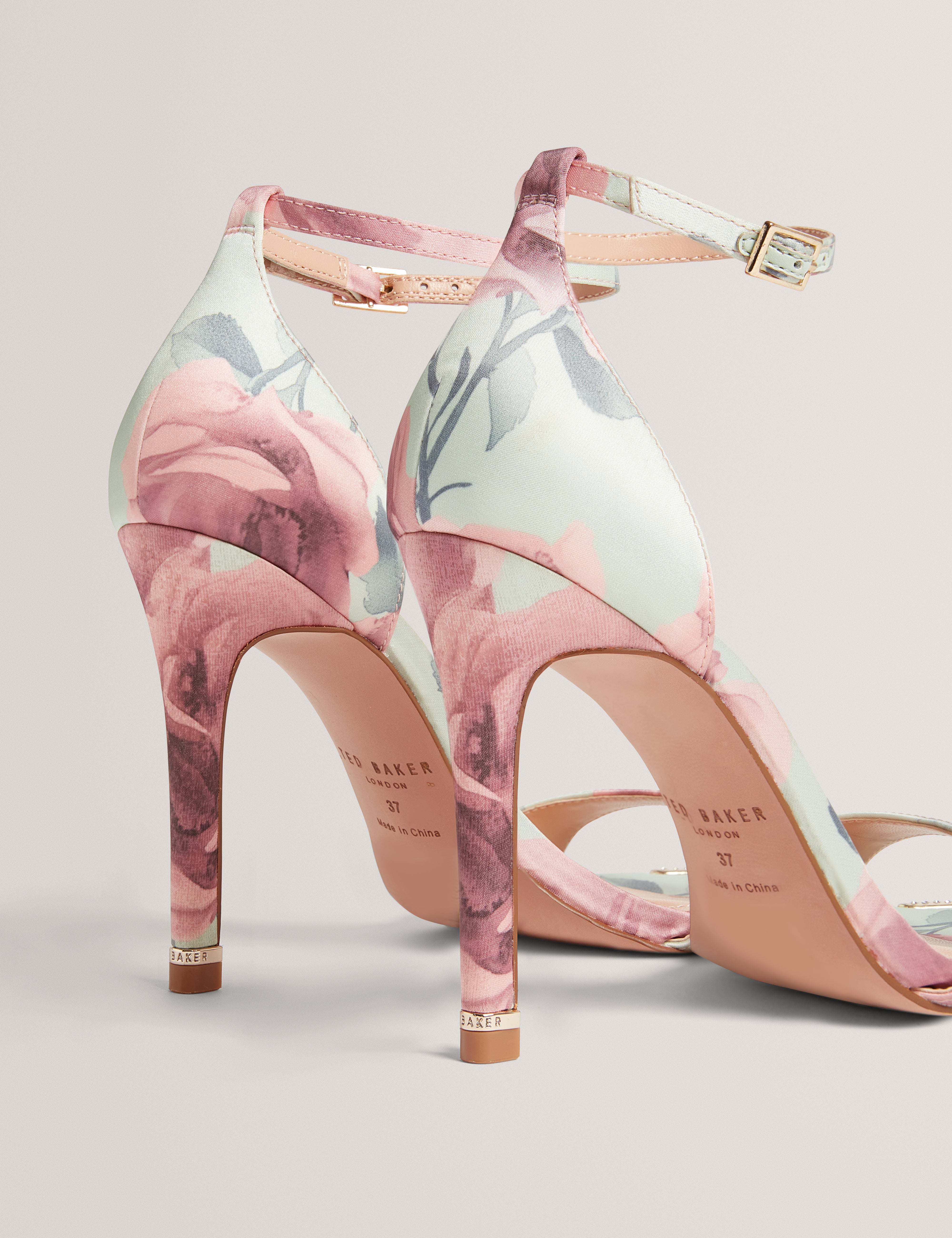 حذاء هيلي بكعب مطبوع عليه زهور باللون الأخضر الفاتح