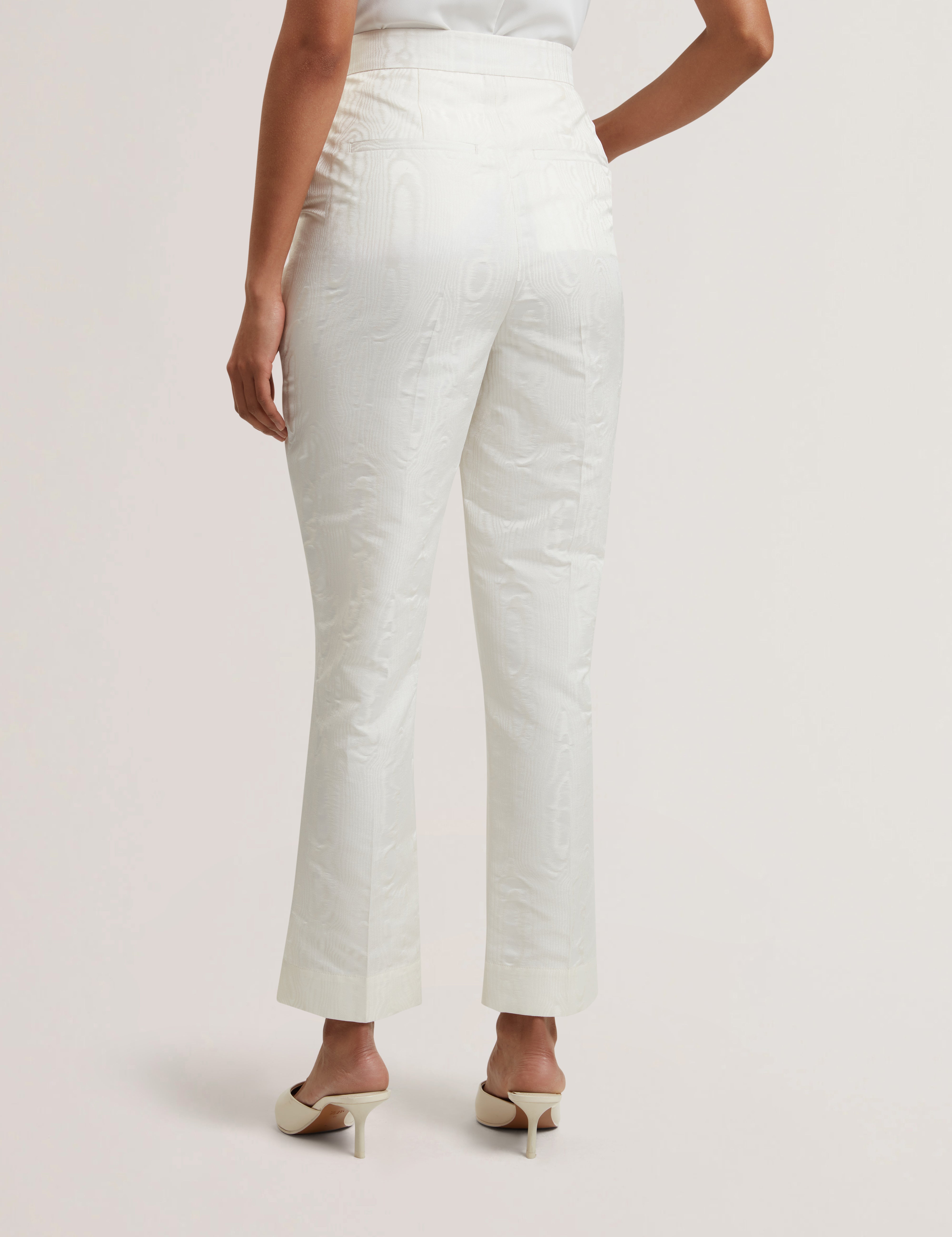 كابريت بنطلون من الجاكار باللون العاجي