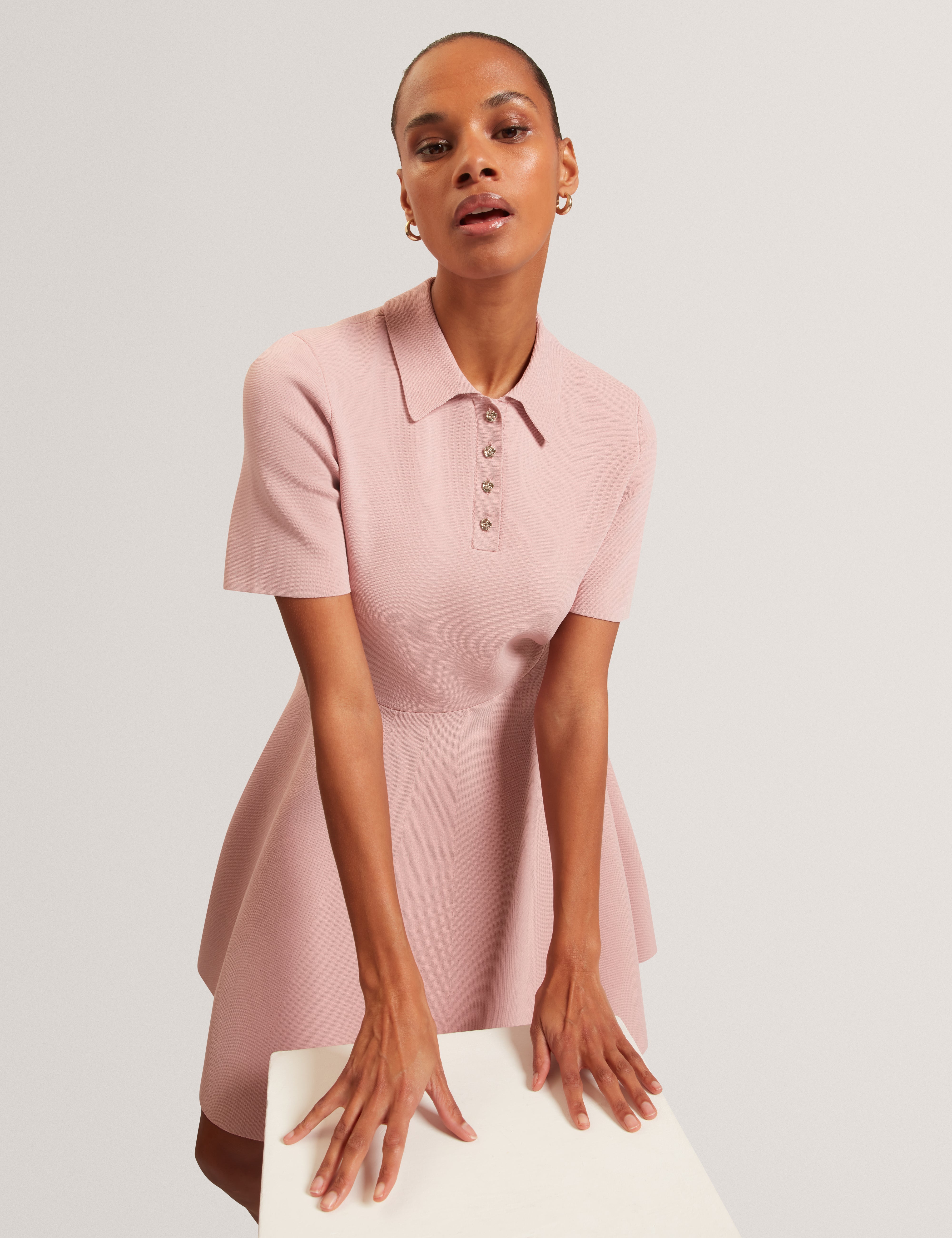 فستان بولو قصير الأكمام من روندا، محبوك، لون وردي داكن