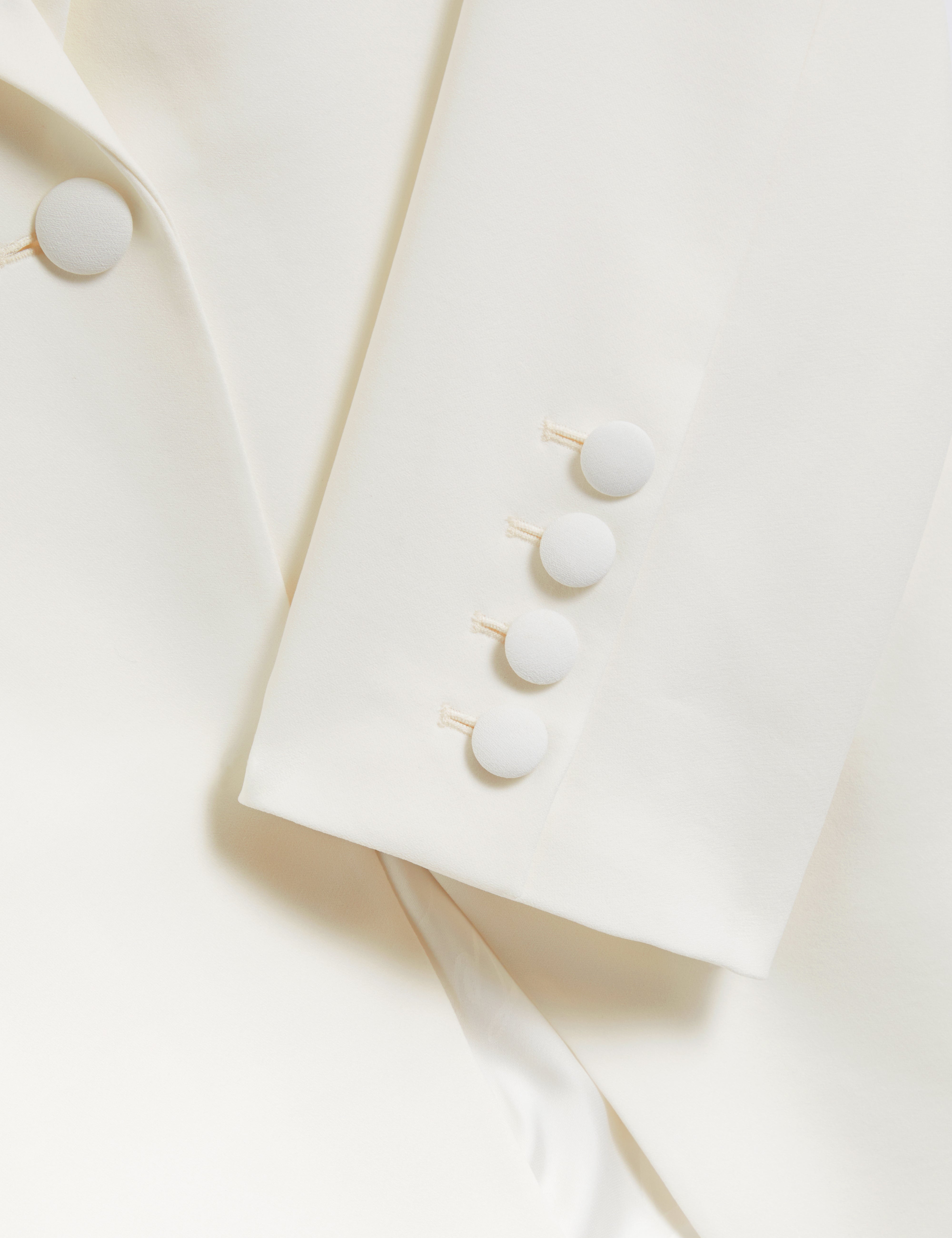 بليزر أكاتا المصمم خصيصًا باللون العاجي