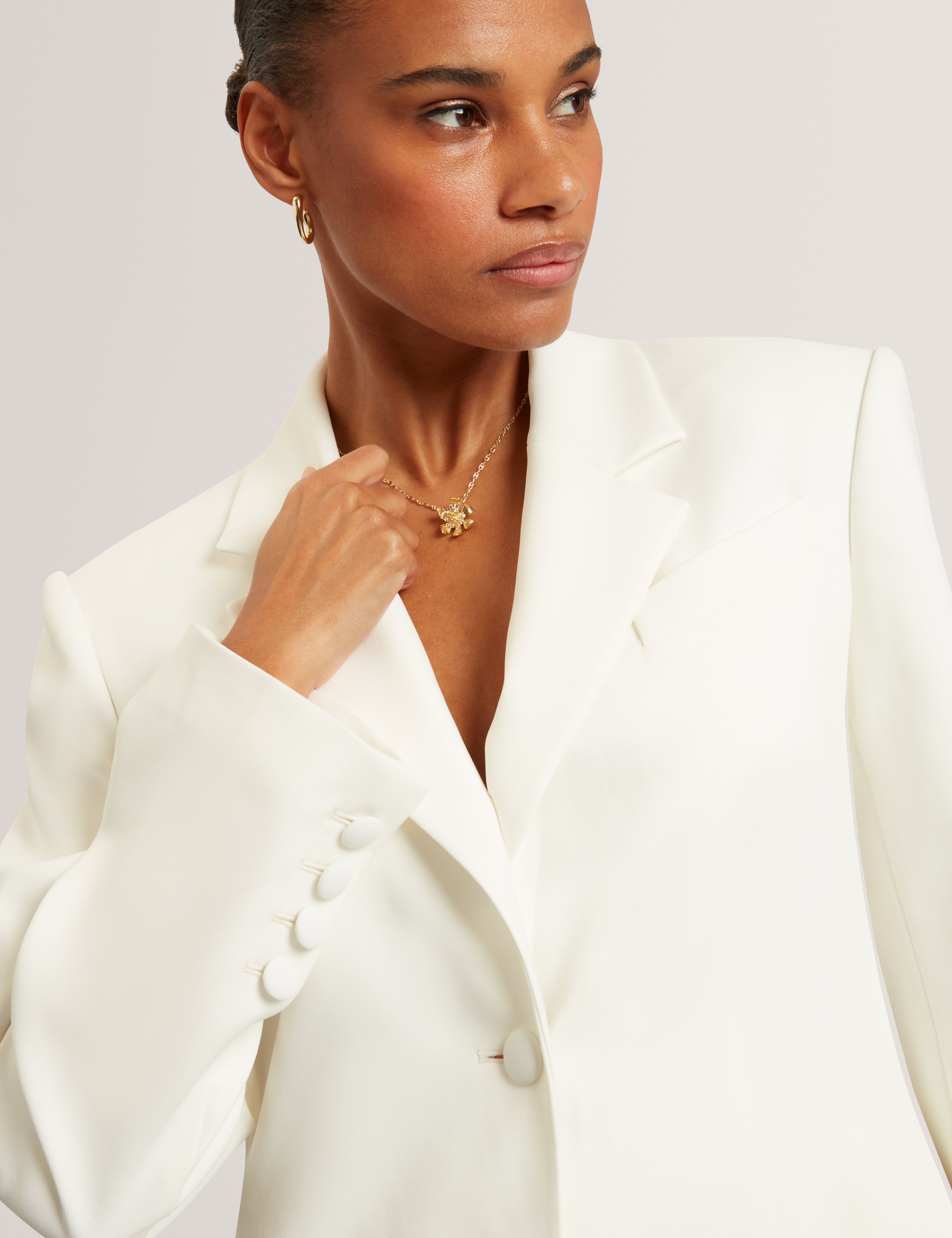 بليزر أكاتا المصمم خصيصًا باللون العاجي