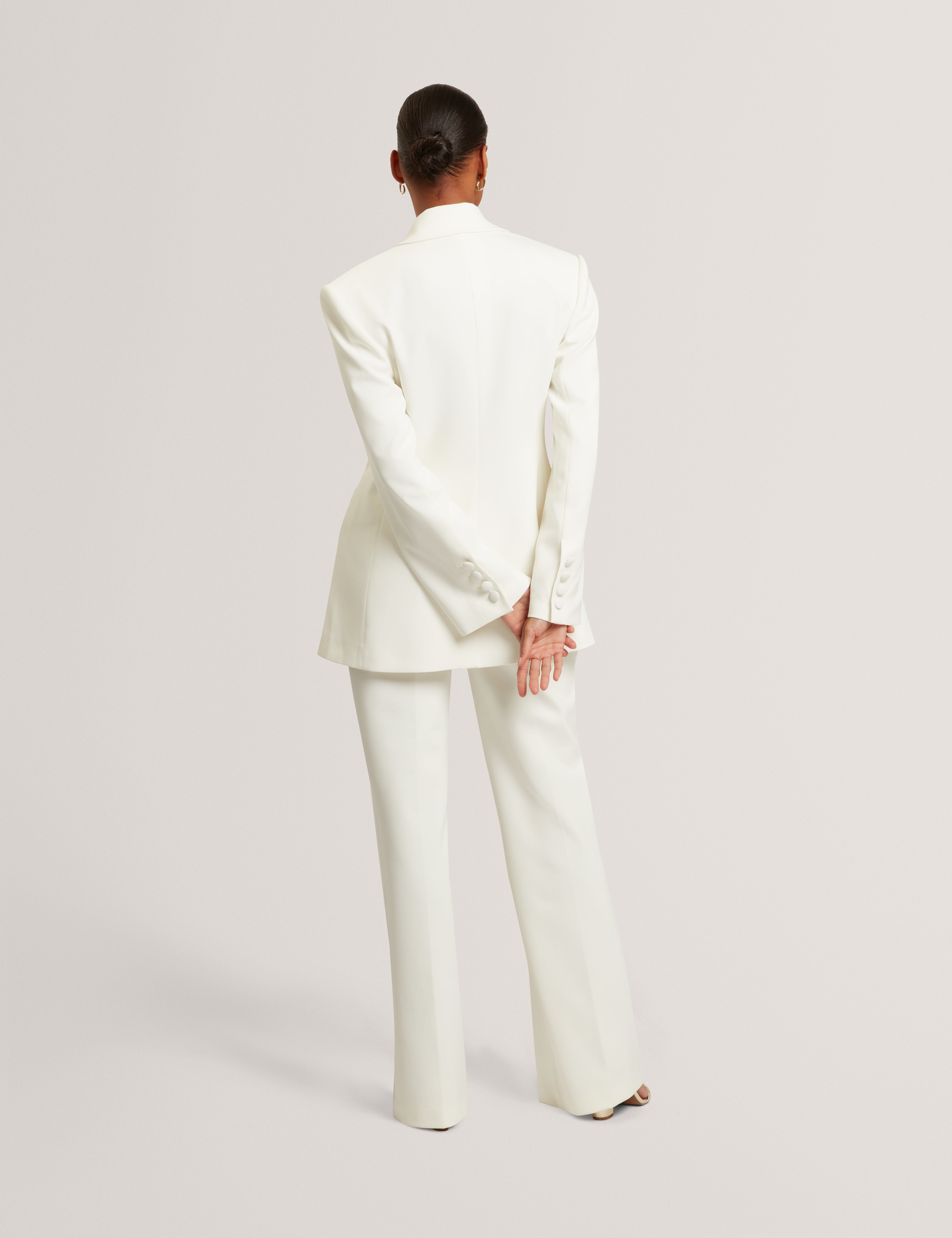 بليزر أكاتا المصمم خصيصًا باللون العاجي