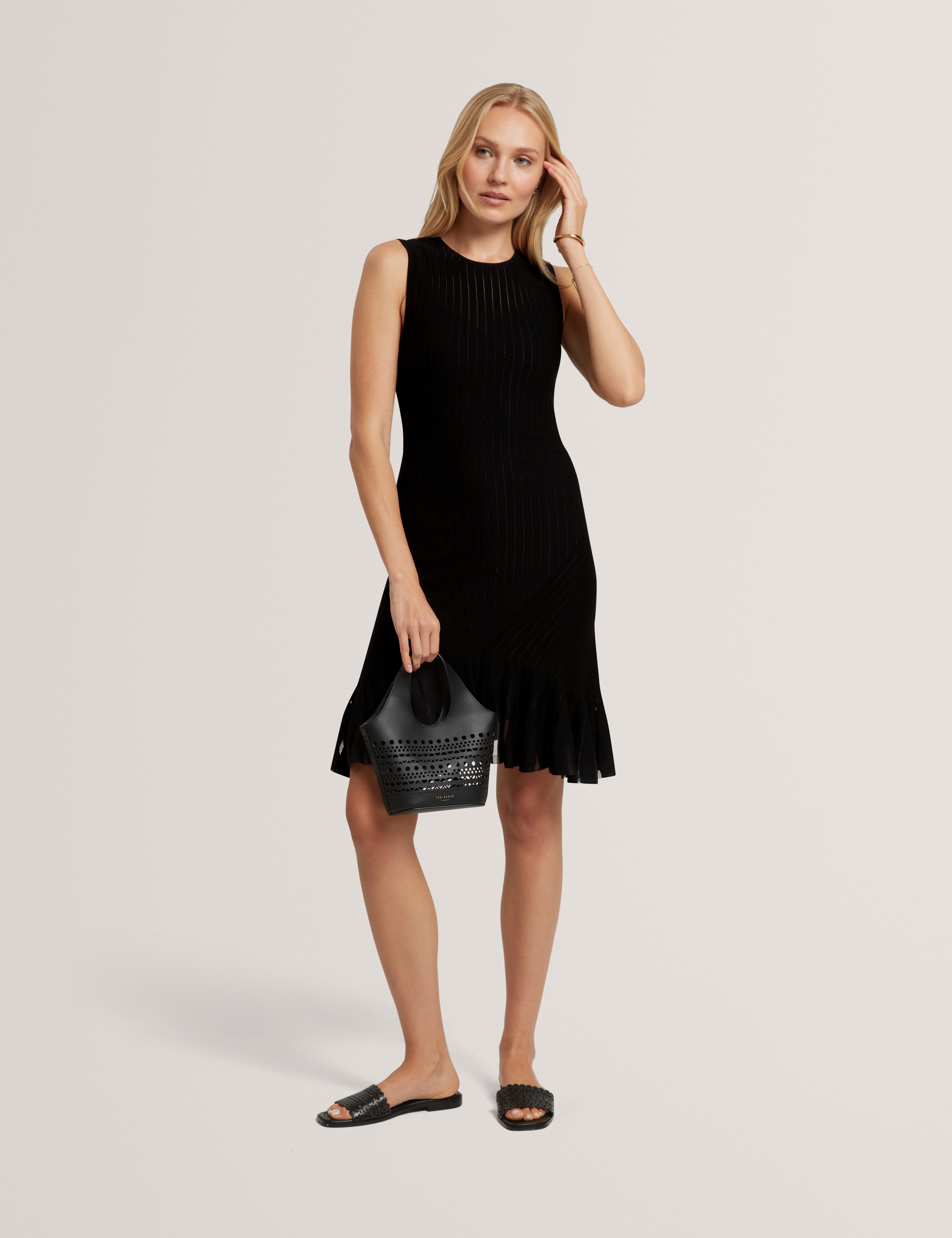 فستان قصير أسود محبوك بتفاصيل غرزة إيريل