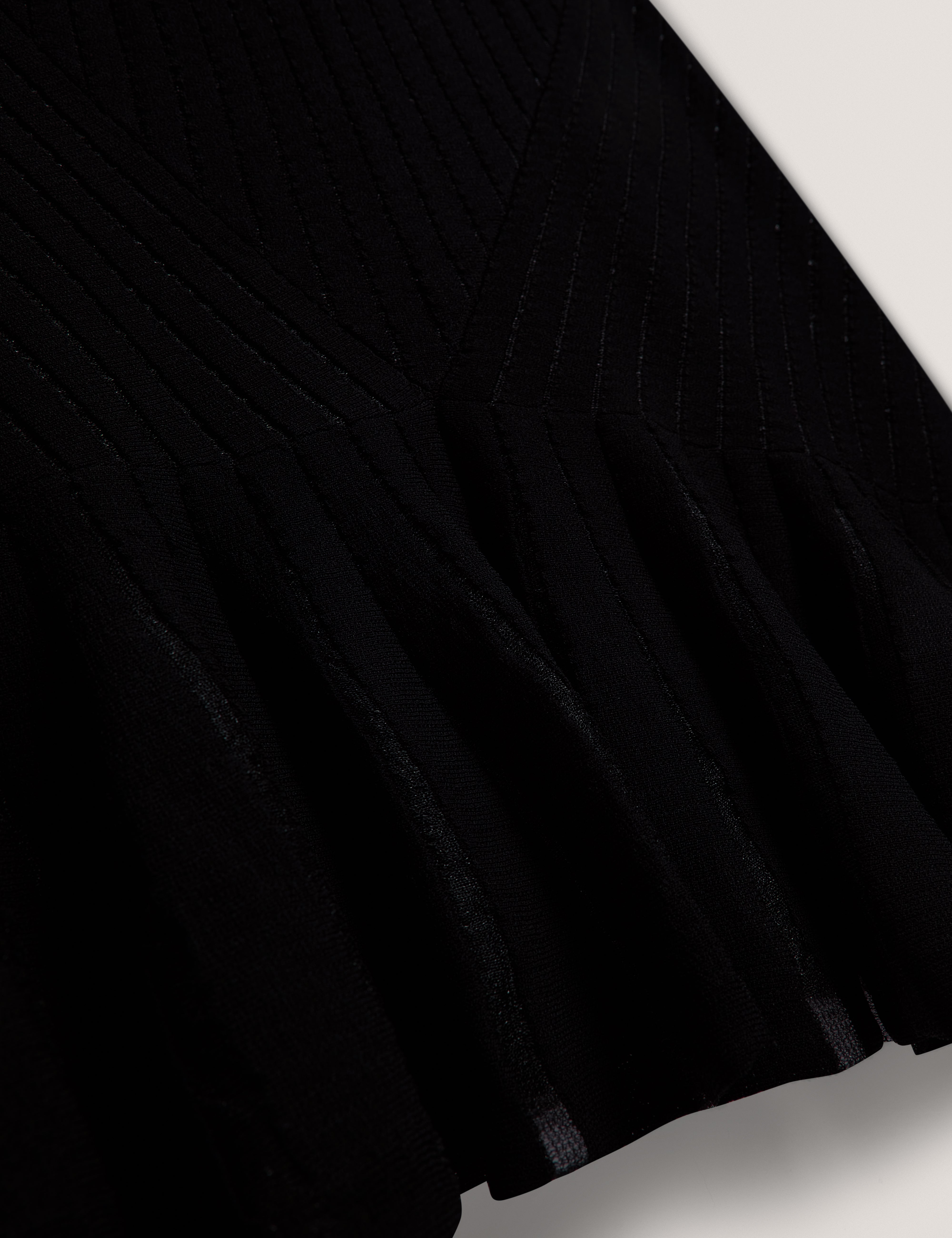 فستان قصير أسود محبوك بتفاصيل غرزة إيريل