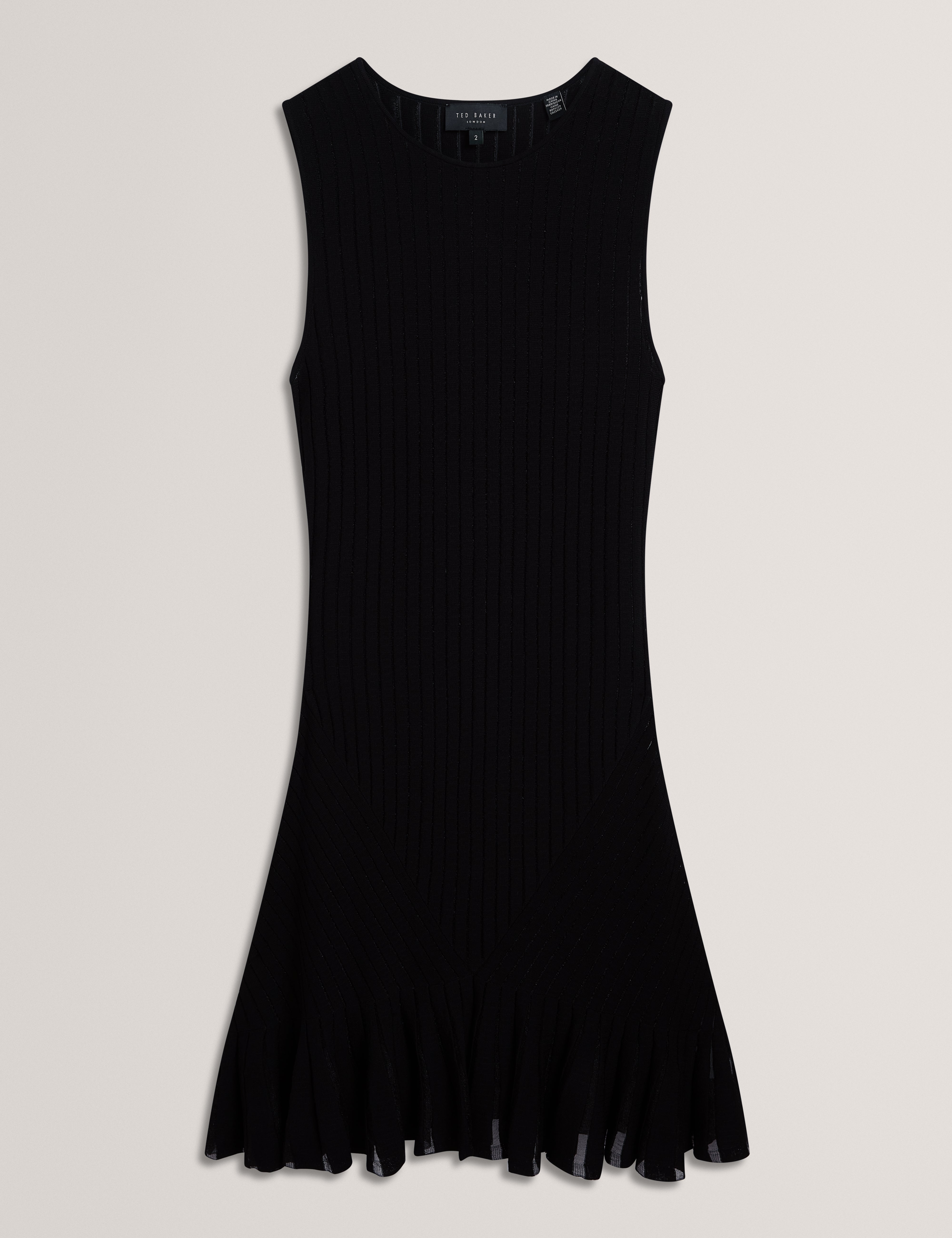 فستان قصير أسود محبوك بتفاصيل غرزة إيريل