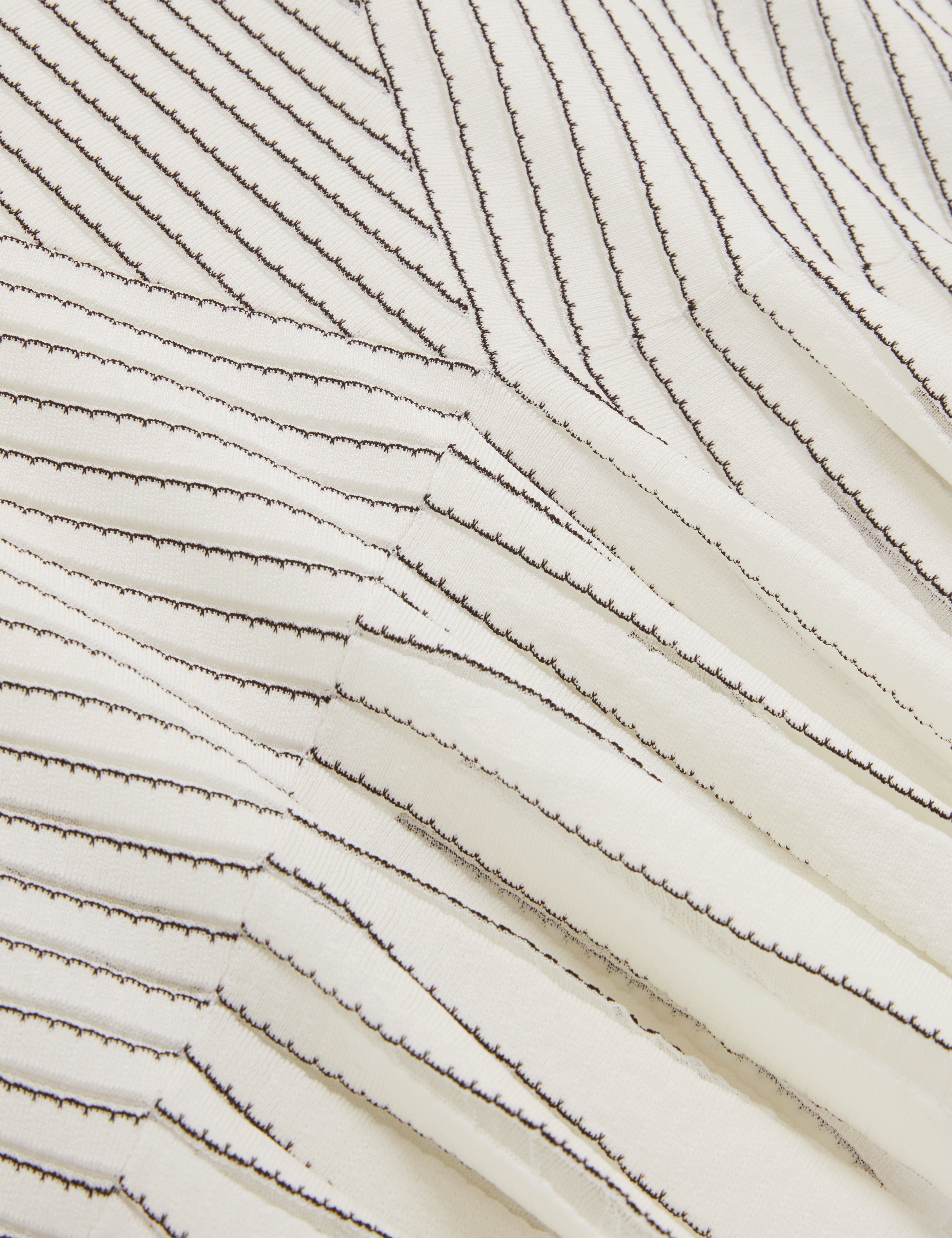 فستان قصير محبوك بتفاصيل غرزة إيريل، لون عاجي