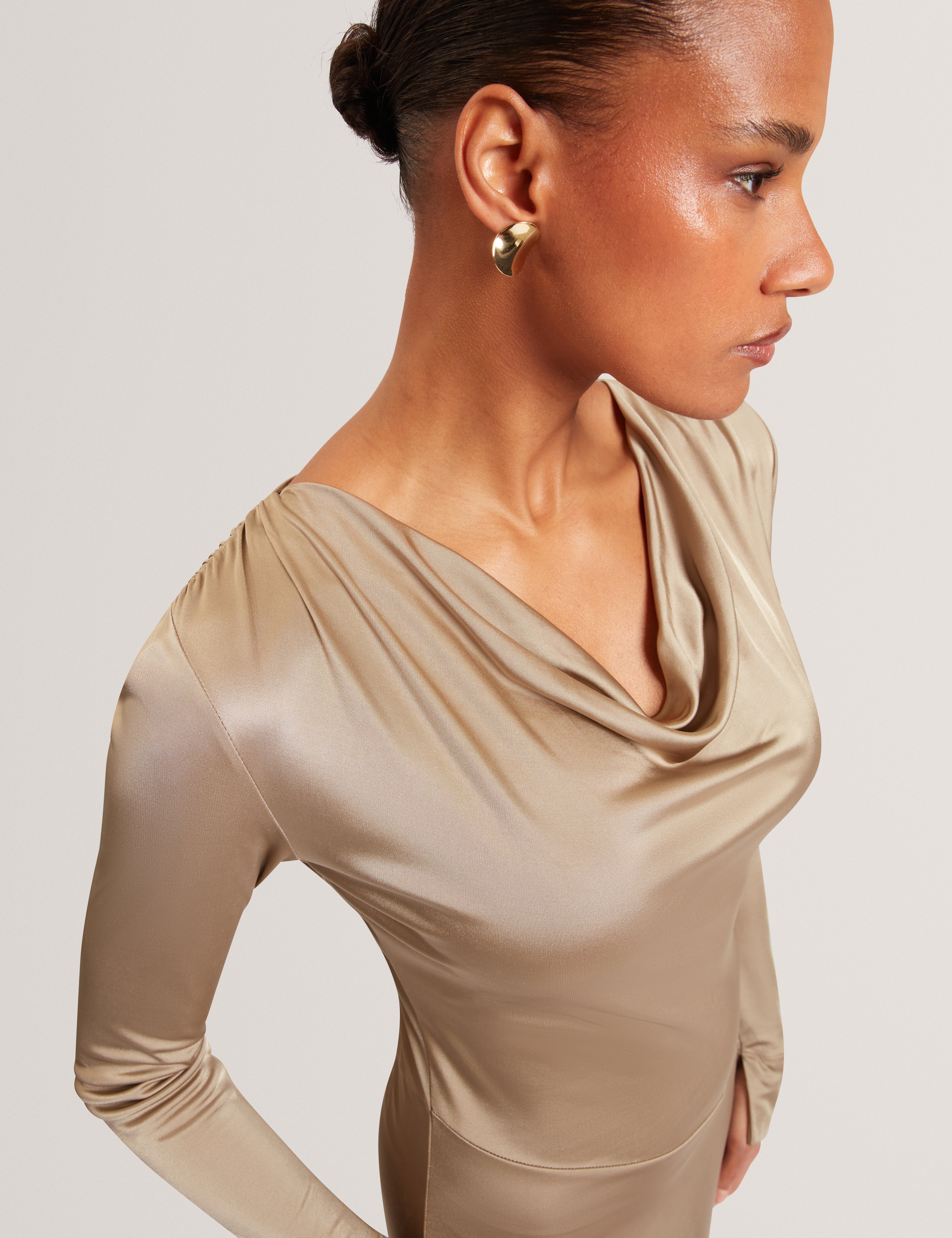 فستان أيانا متوسط ​​الطول بياقة واسعة، لون زيتوني