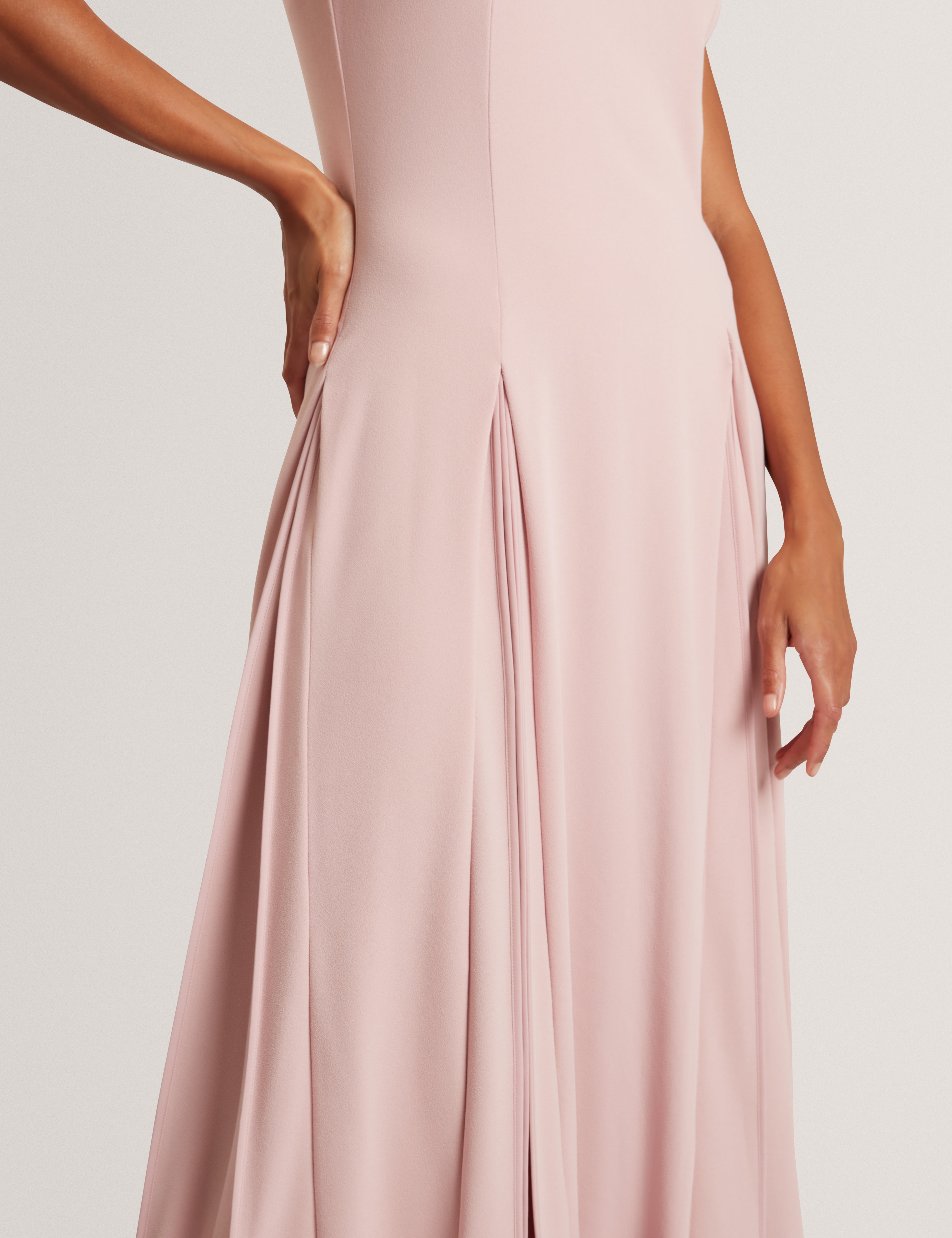 فستان كارنيلي متوسط ​​الطول بتفاصيل ثنيات، لون وردي داكن