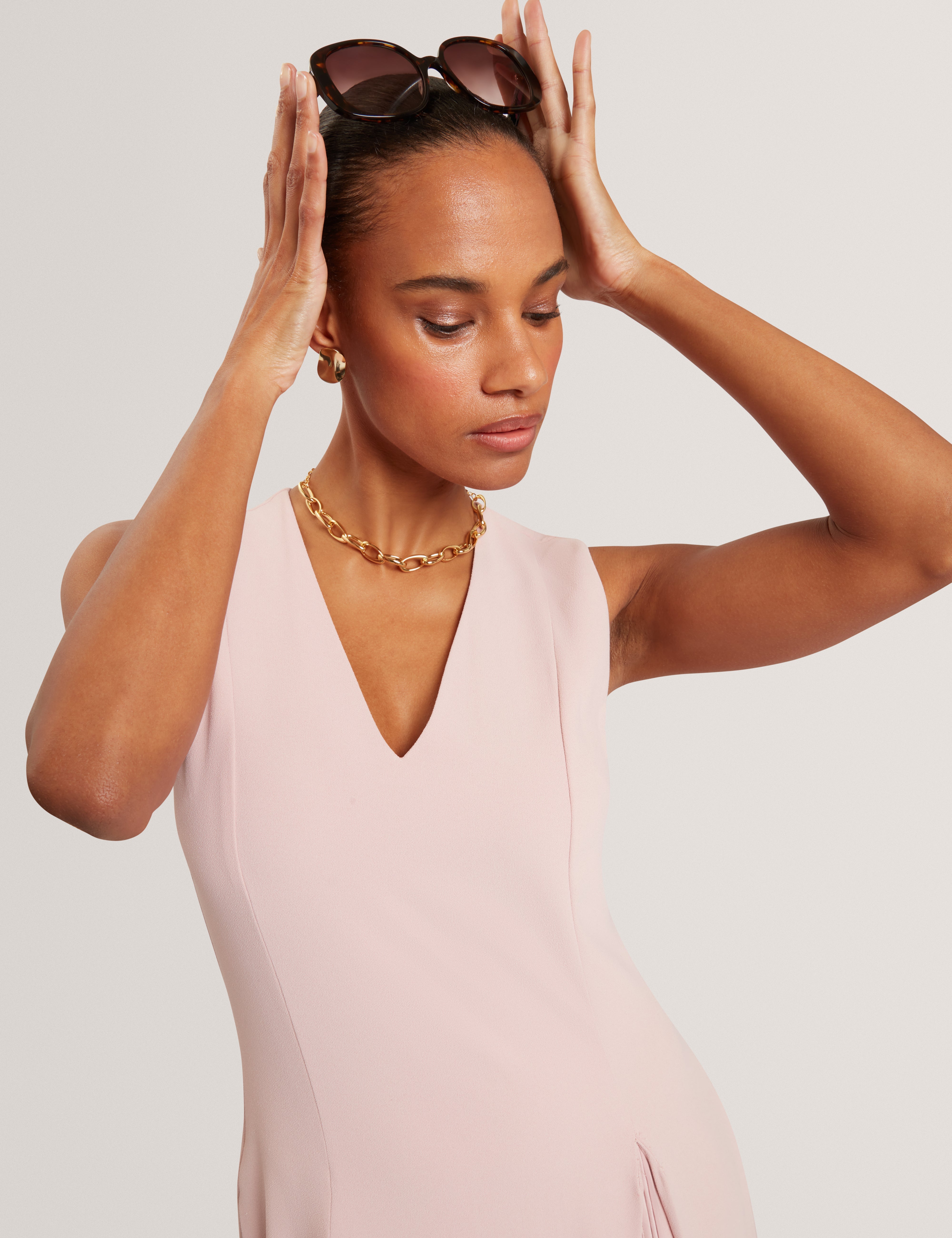 فستان كارنيلي متوسط ​​الطول بتفاصيل ثنيات، لون وردي داكن