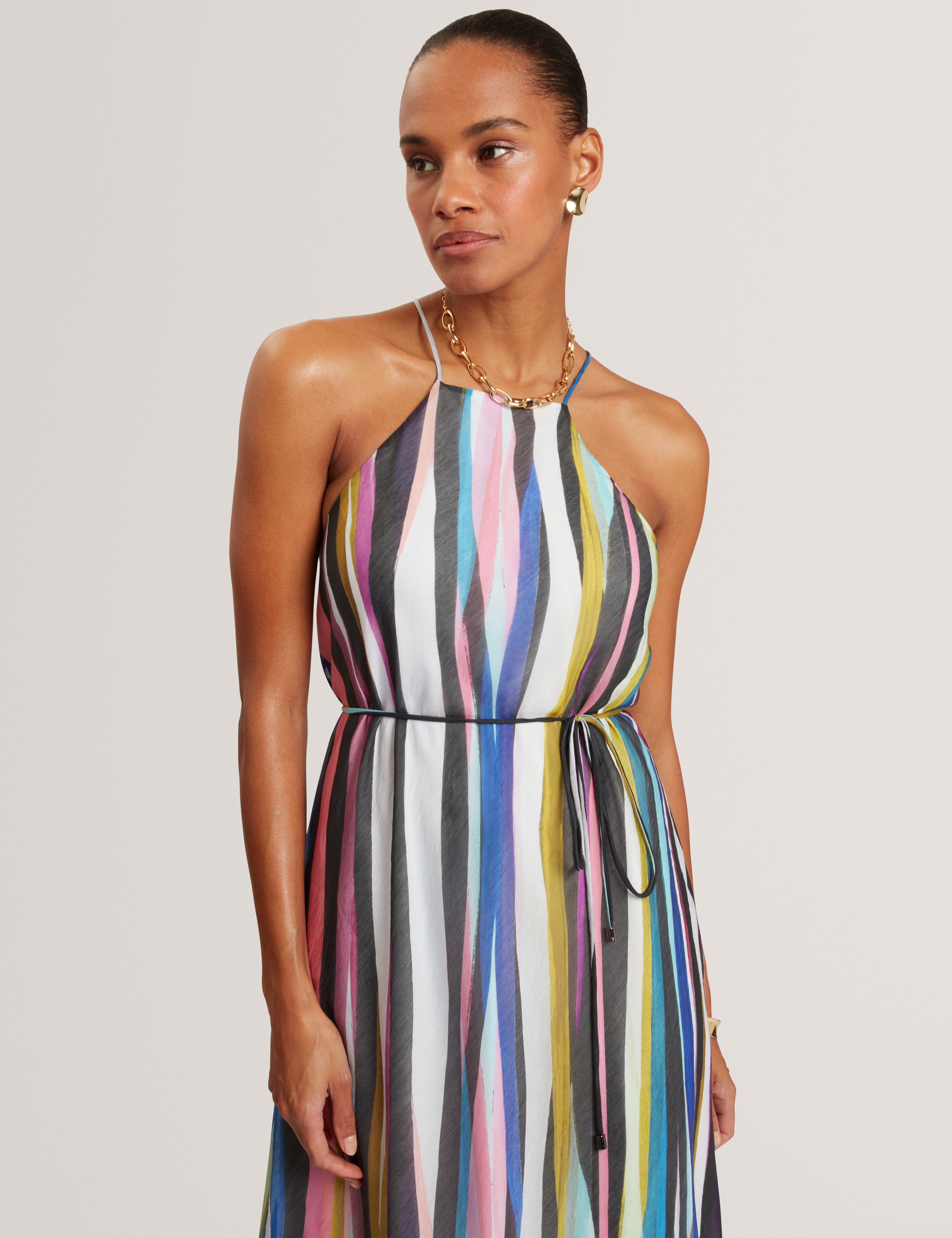 فستان ماكسي أسود مطبوع بياقة هالتر من أزورا